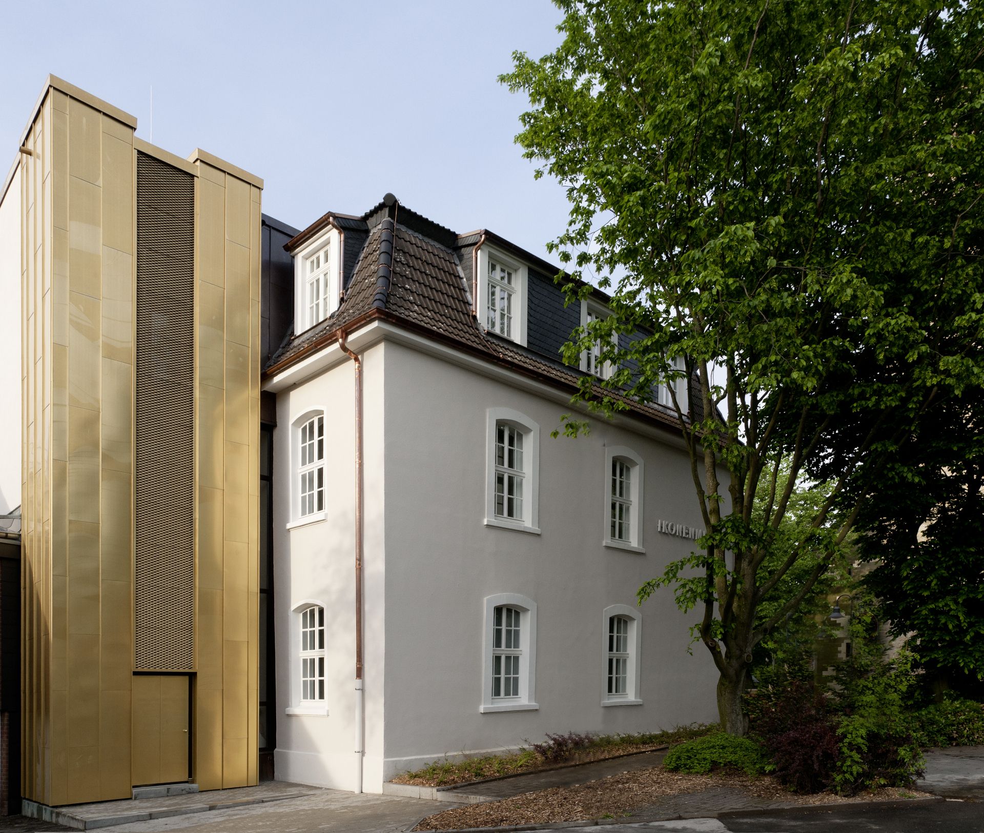 The shimmering facade of the addition creates a deliberate contrast to the historic architecture of the Recklinghausen Icon Museum