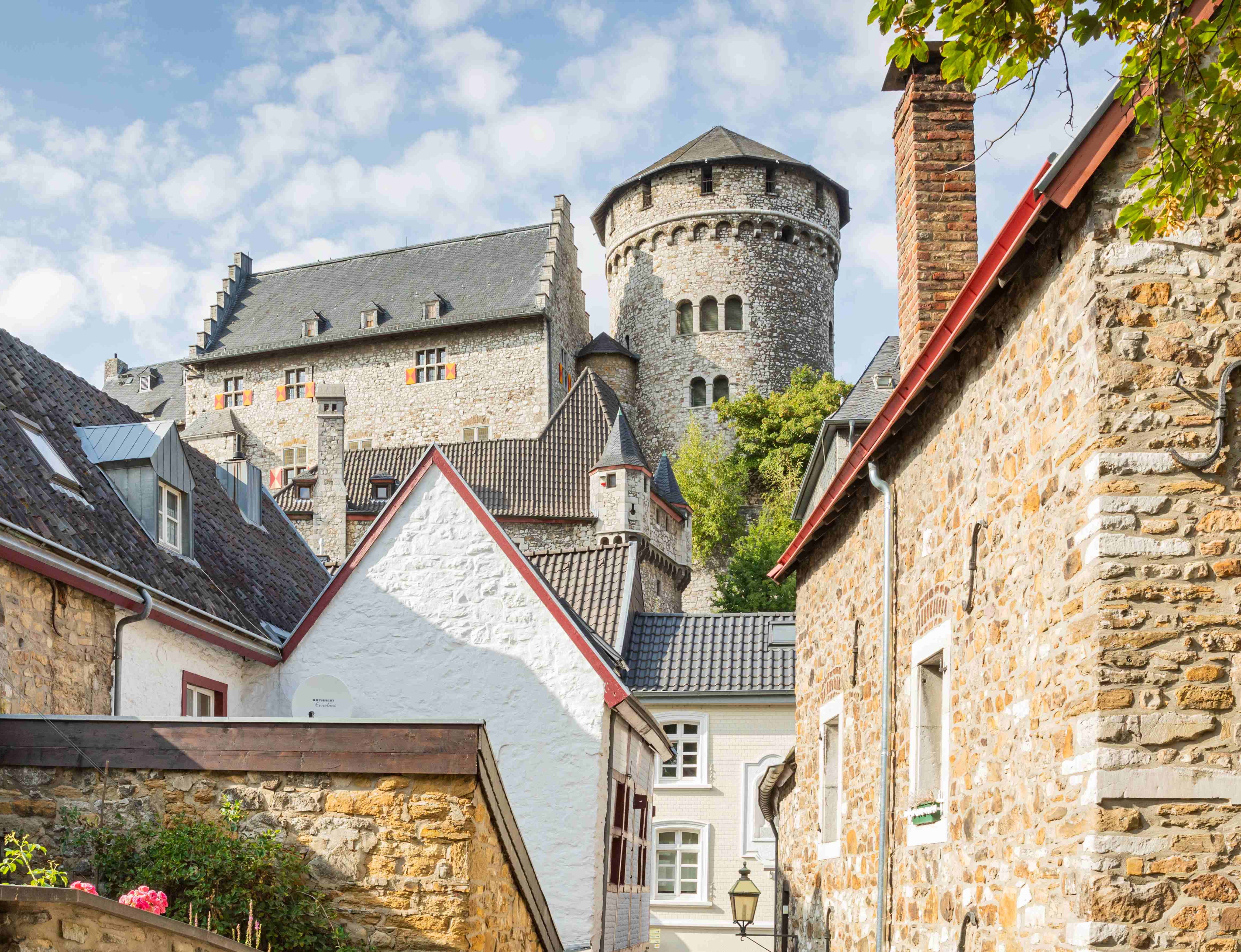 Unter der Burg liegt die Altstadt von Stolberg
