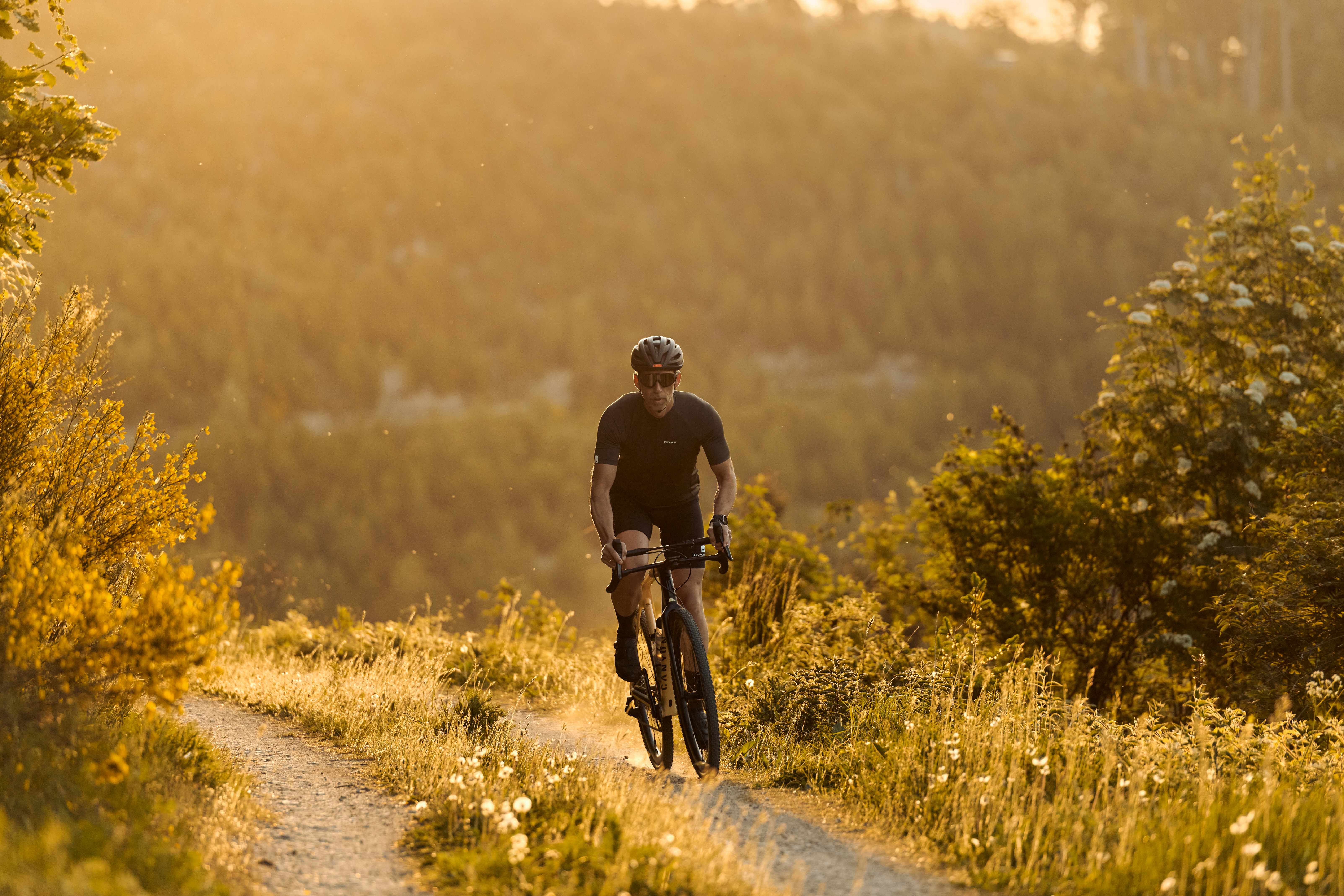 Gravel bikers in the evening light in the Sauerland region