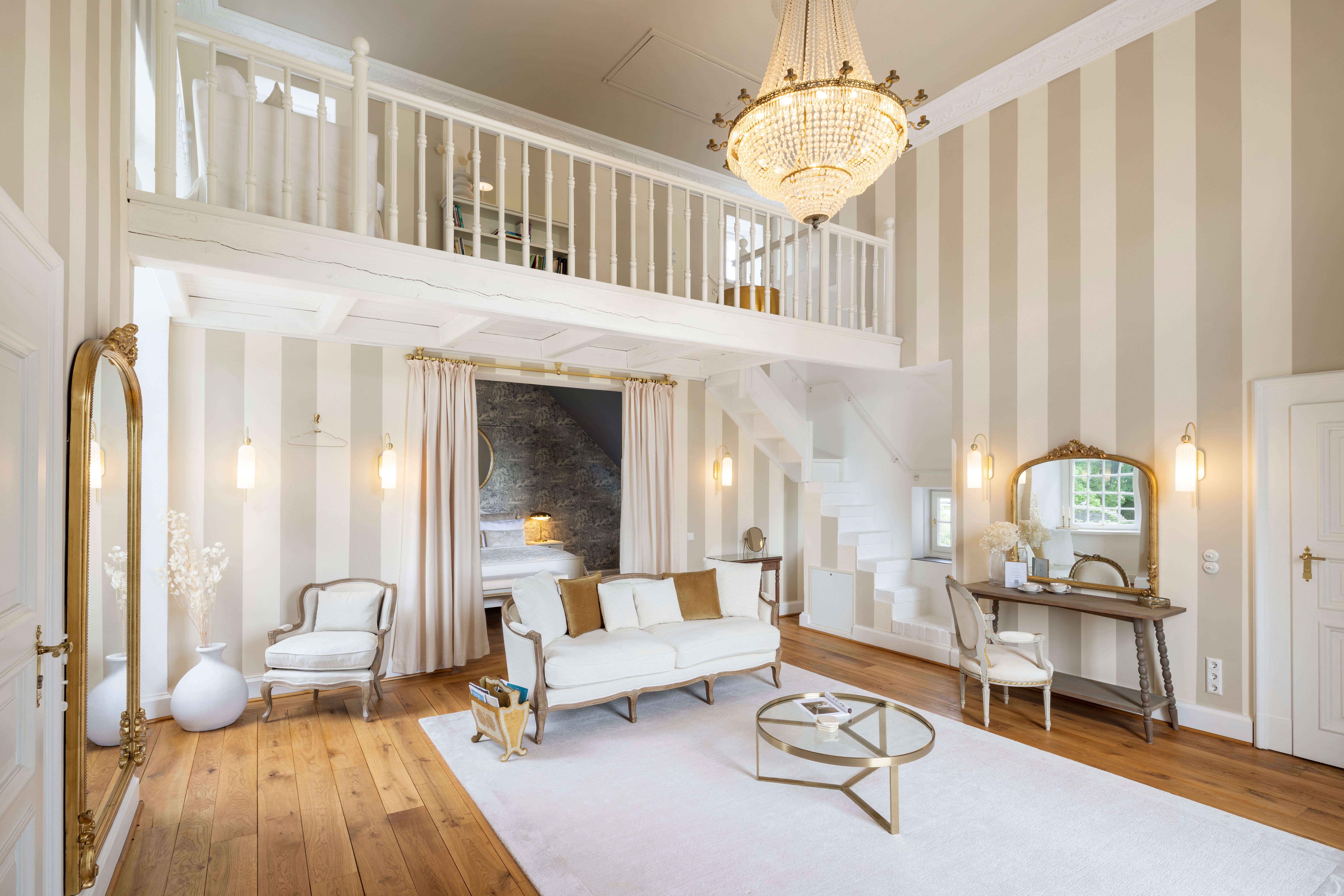 Guests of Hertefeld Castle have several accommodation options to choose from. The Tower Suite entices with elegance and space