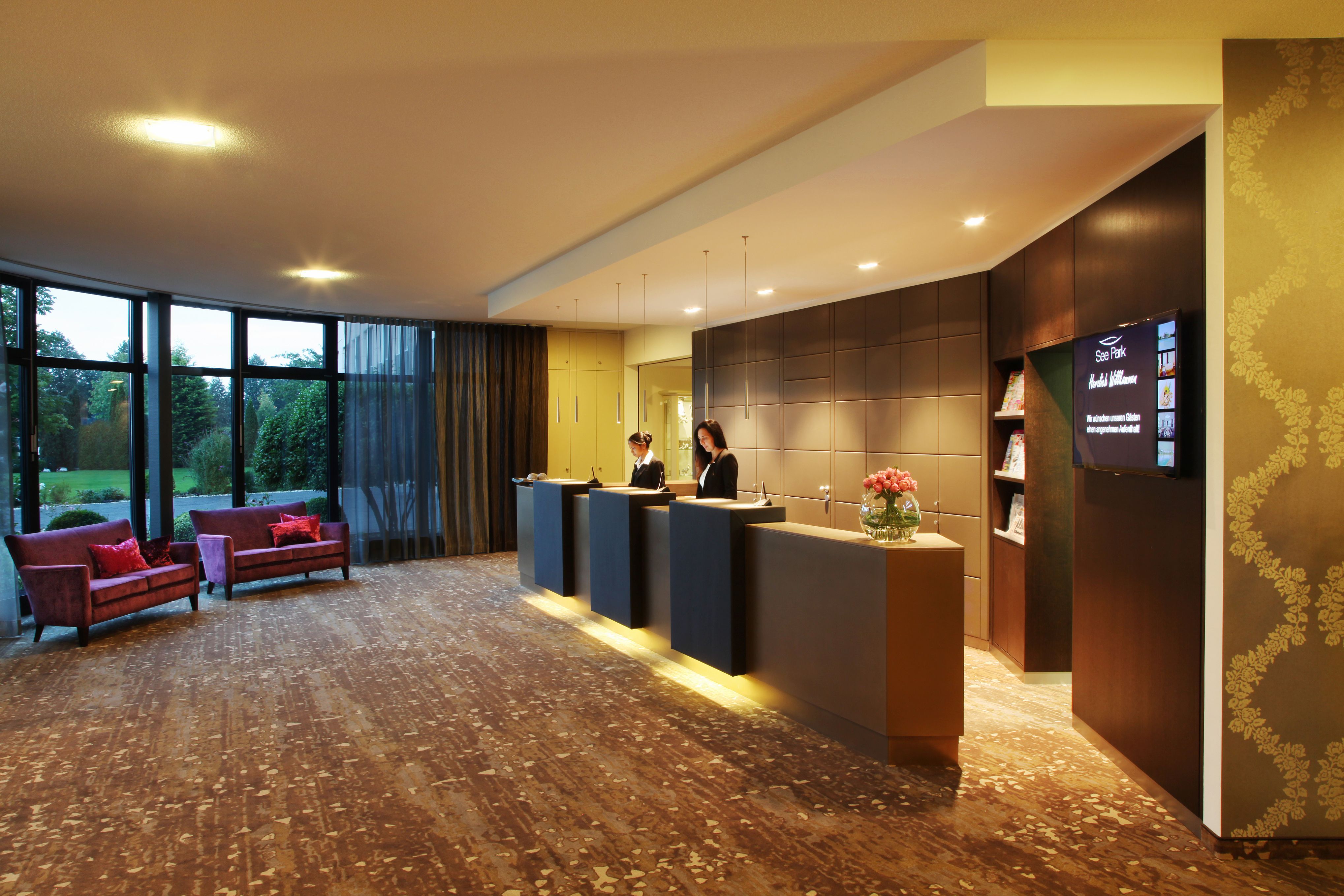 Hotel reception See Park Janssen in Geldern with modern furnishings and a cosy seating area