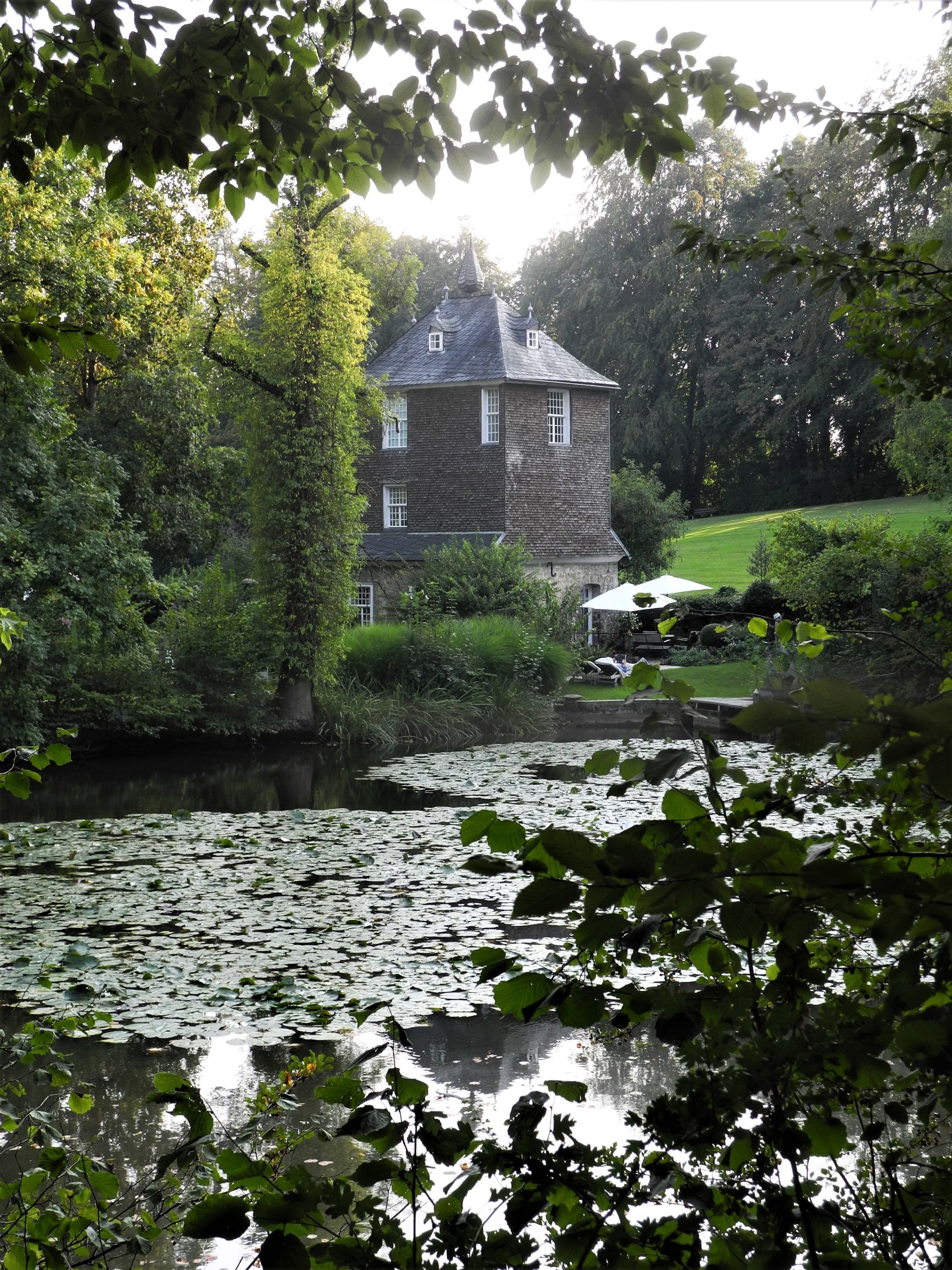 The Lüntenbeck Castle complex also includes a mill tower and a mill pond.