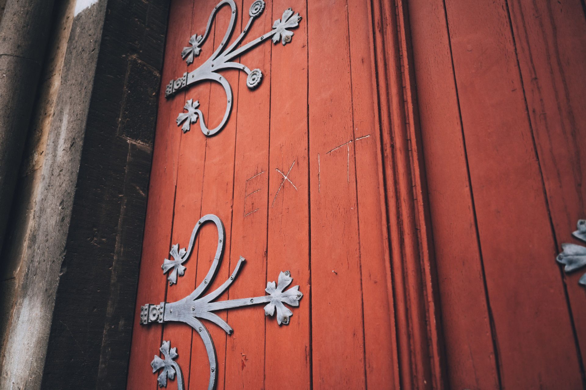 Johannes Höhn, Tourismus NRW e.V., "Exit"-Schriftzug am Portal der Basilika St. Vitus in Mönchegladbach