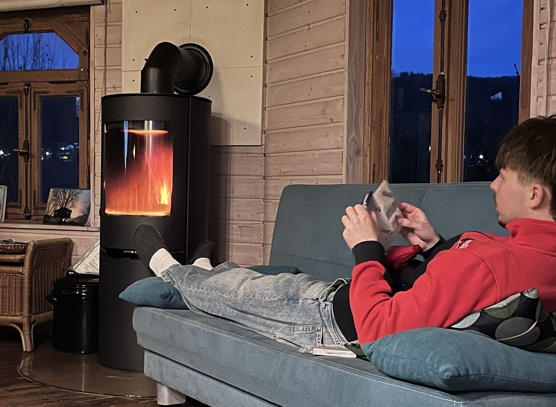 Silke Dames, Tourismus NRW e.V., Auf dem Sofa am Kamin im Baumhaus