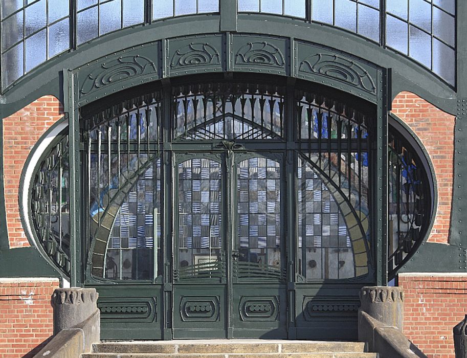 Geschwungenes Jugendstilportal der Maschinenhalle 