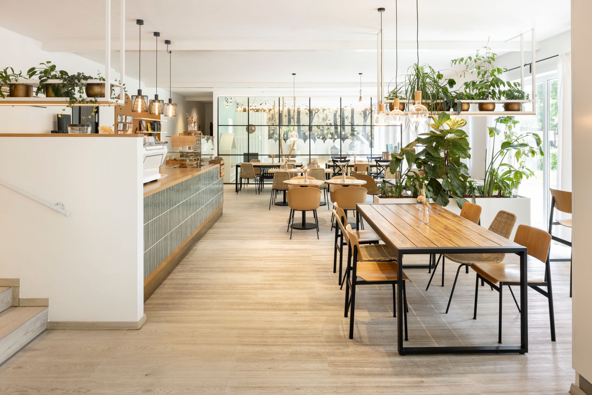 The Café Eselsohr is located upstream from the castle. It features modern furnishings and bright rooms.