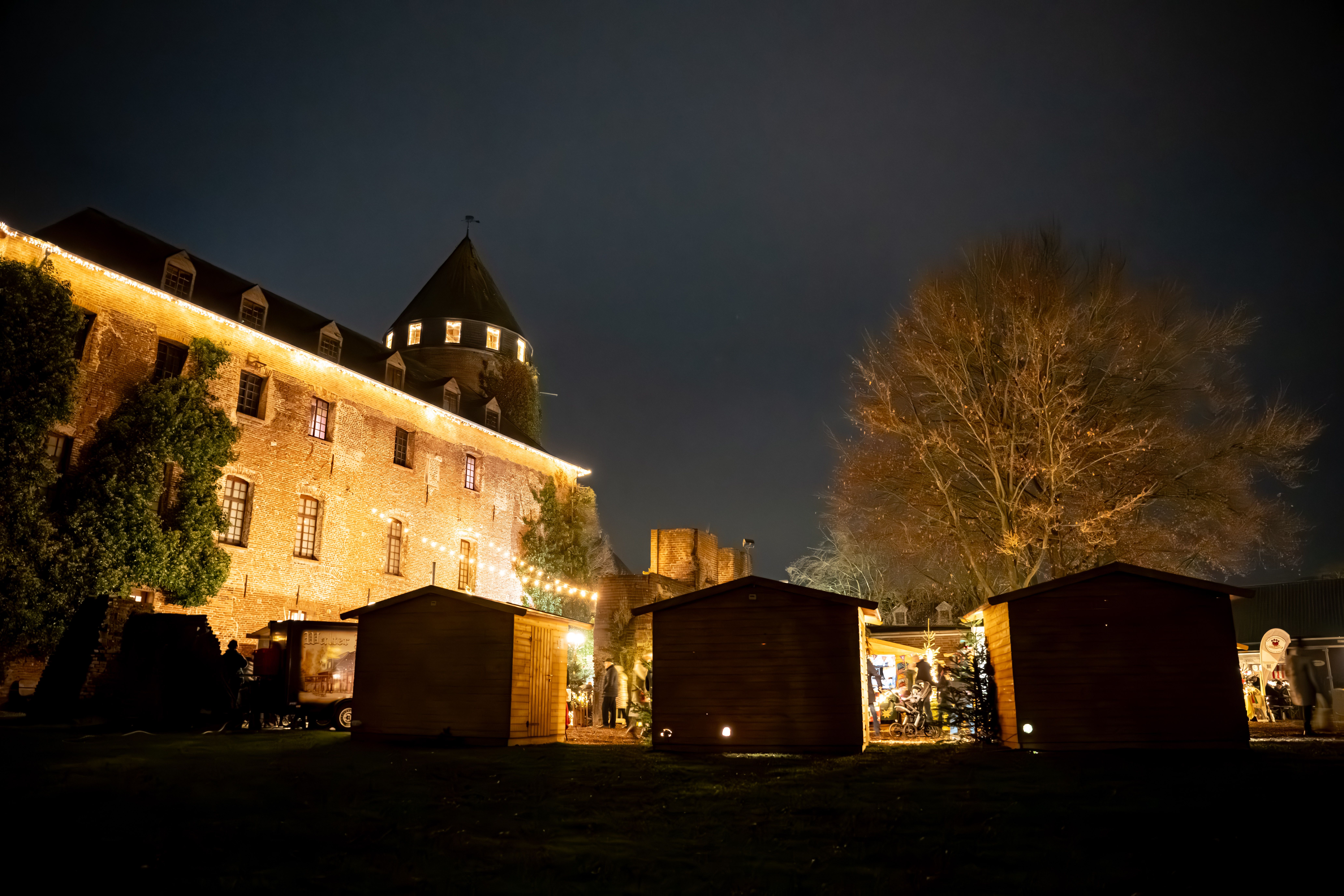 When night falls, Brüggen Castle shines in a special light and invites you to linger.