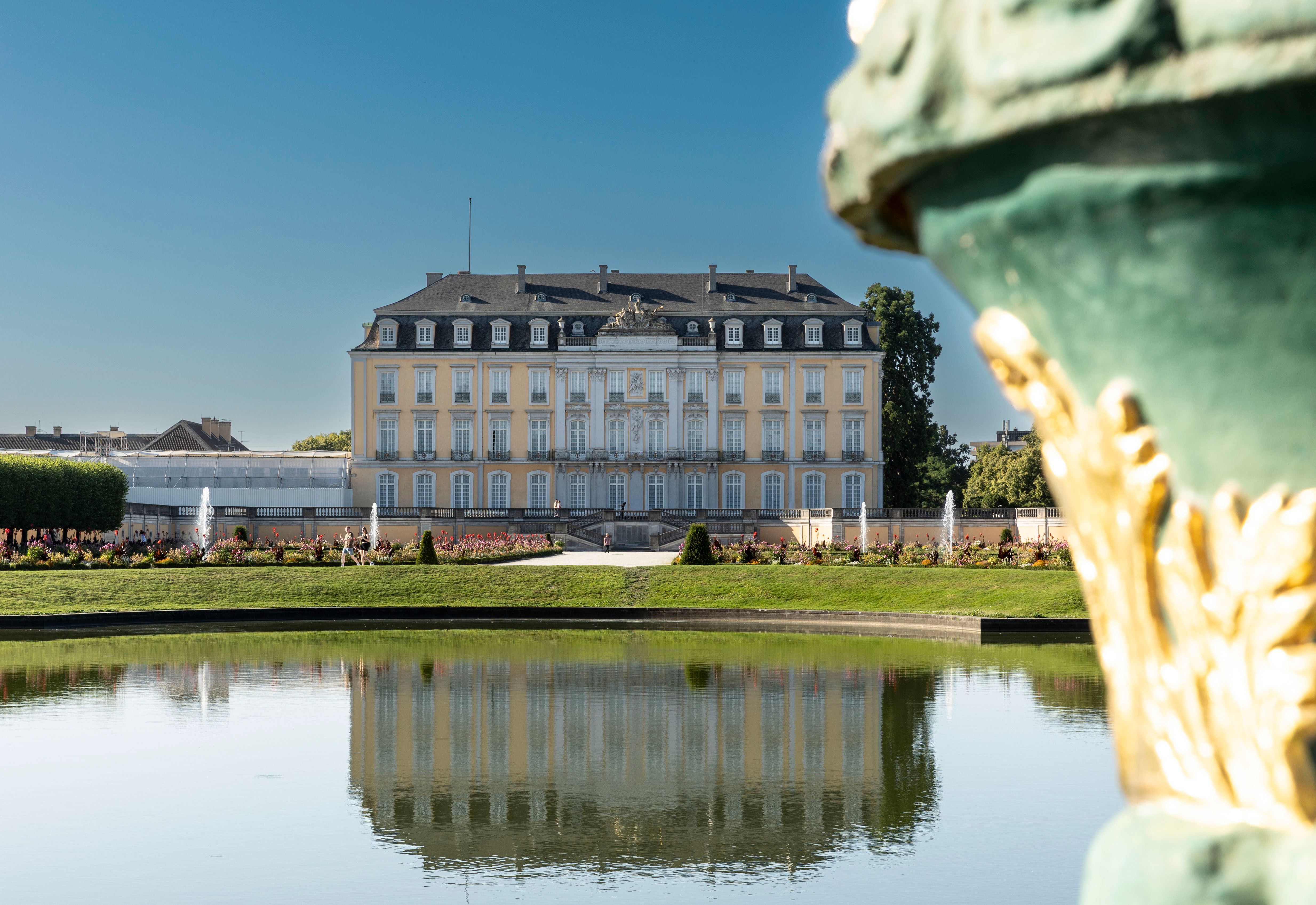 In 1725, Clemens August commissioned the Westphalian master builder Johann Conrad Schlaun to build a summer residence on the ruins of a medieval castle: Augustusburg Castle, named after him