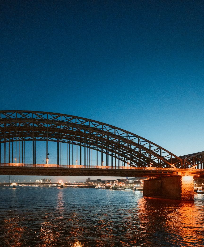 Rhein mit Brücke im Dunkeln