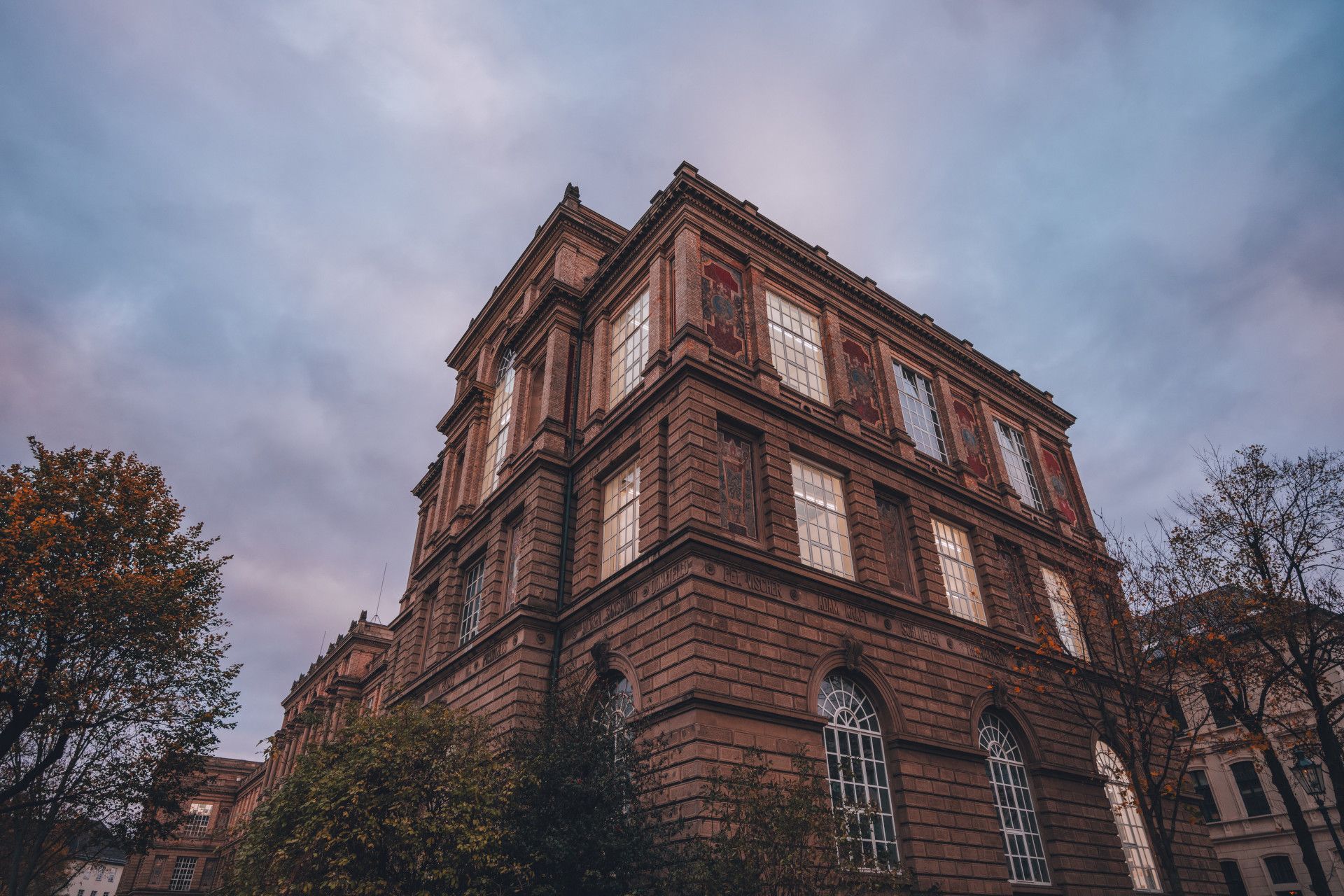 Johannes Höhn, Tourismus NRW e.V., Außenansicht Kunstakademie Düsseldorf am Abend