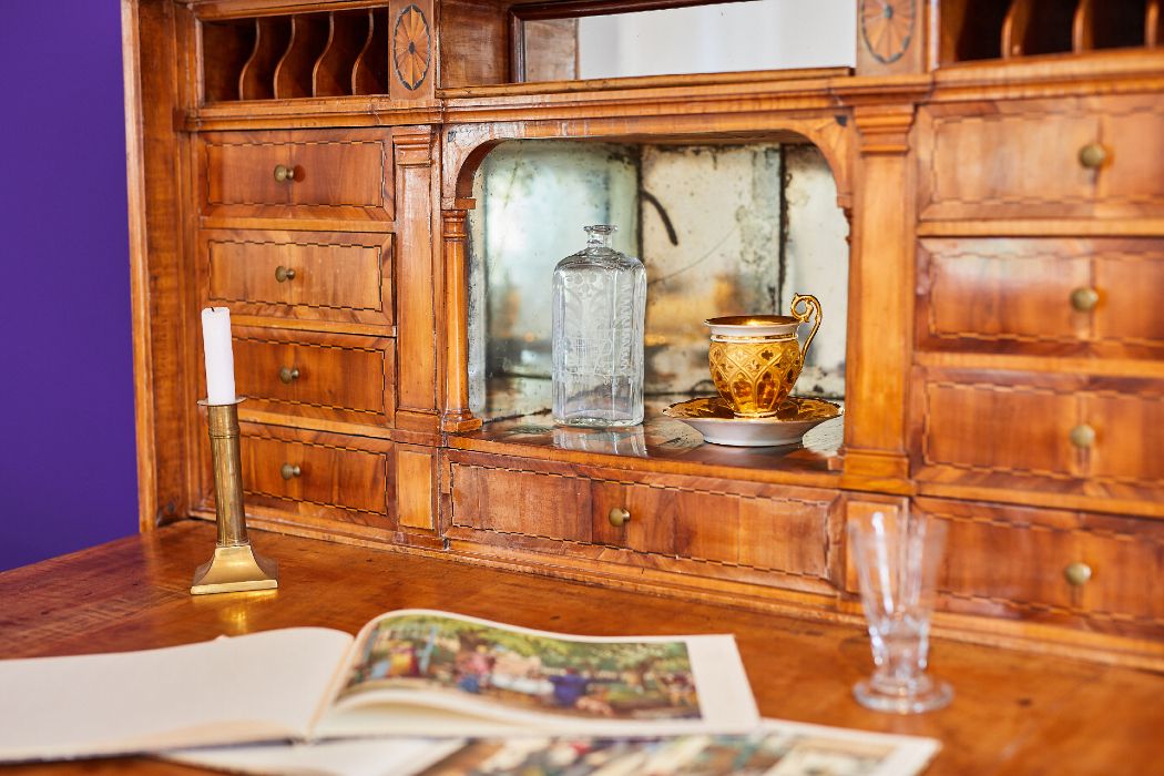 The exhibition repertoire also includes antique furniture and furnishings