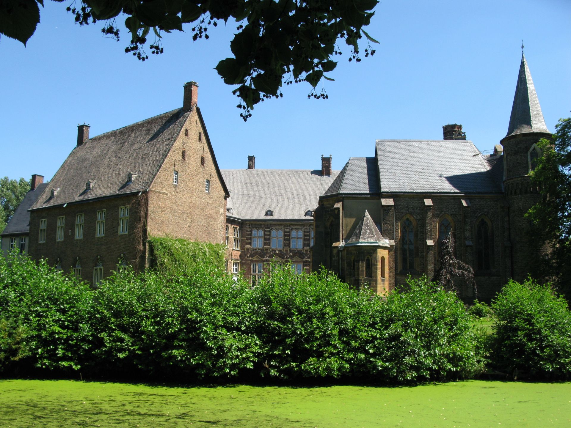 The buildings of the three-winged outer bailey with the gatehouse date back to the mid-19th century. They were built in connection with the construction of the chapel.