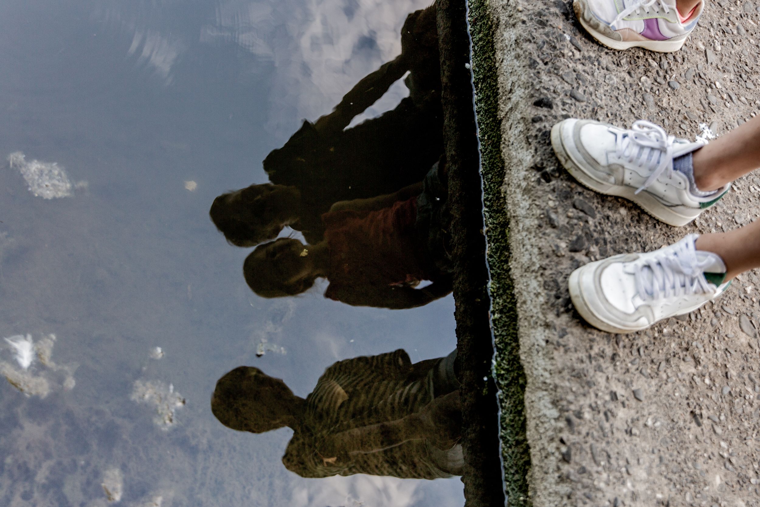Kinder spiegeln sich im Wasser