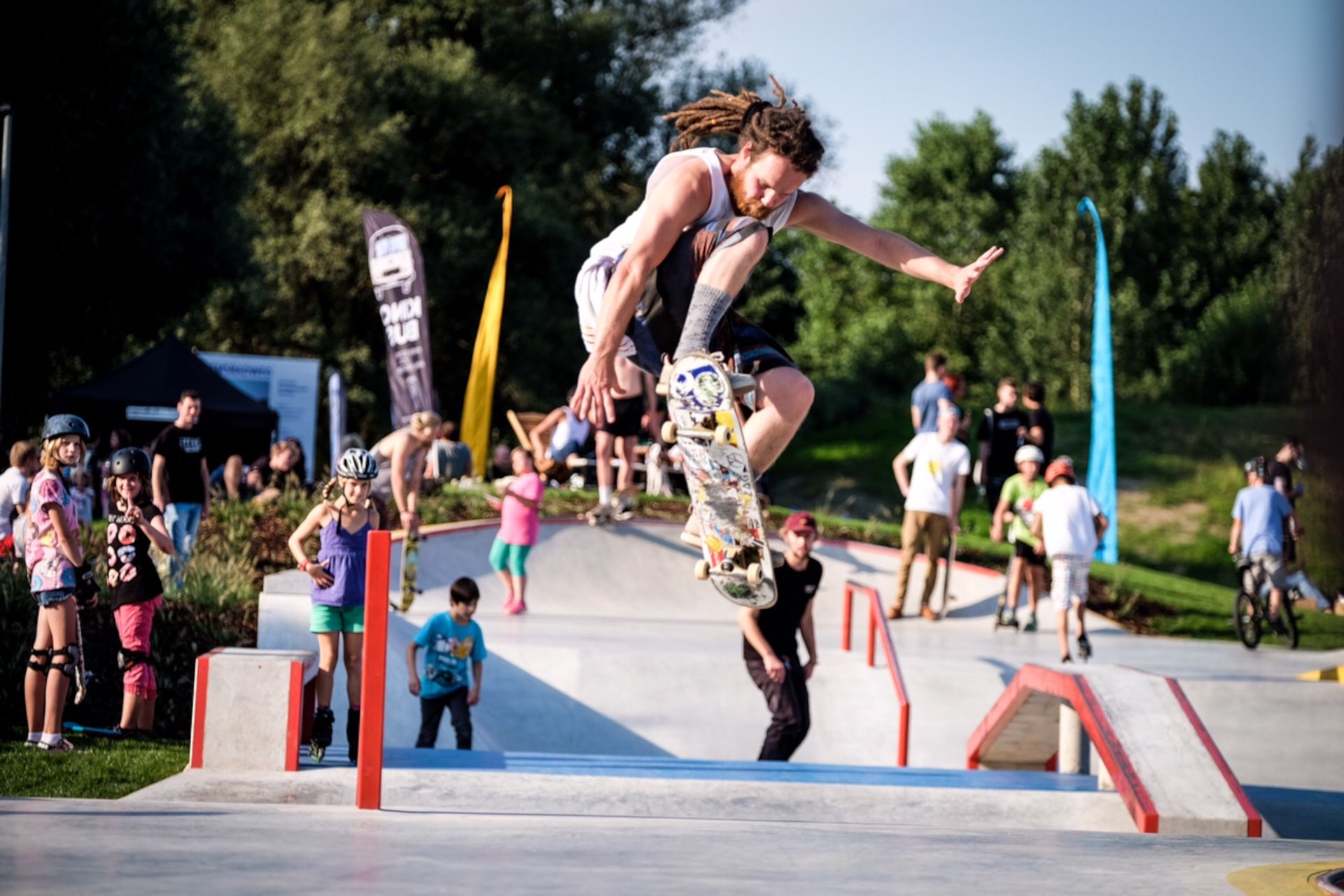 Skaters, inline skaters and BMX riders meet at the Altes Klärwerk skate park