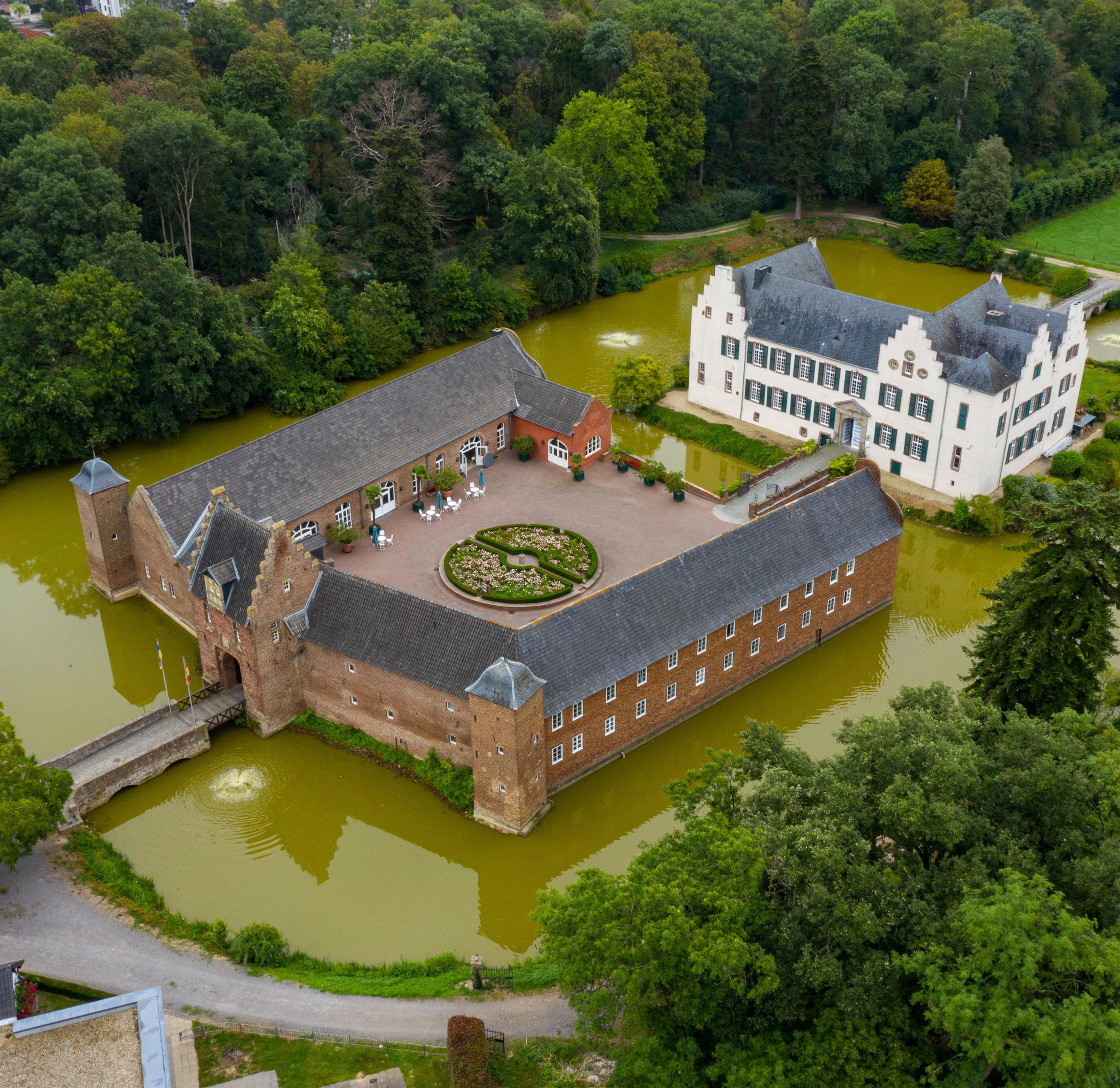 The outer bailey and main castle of Heimerzheim Castle form a unit