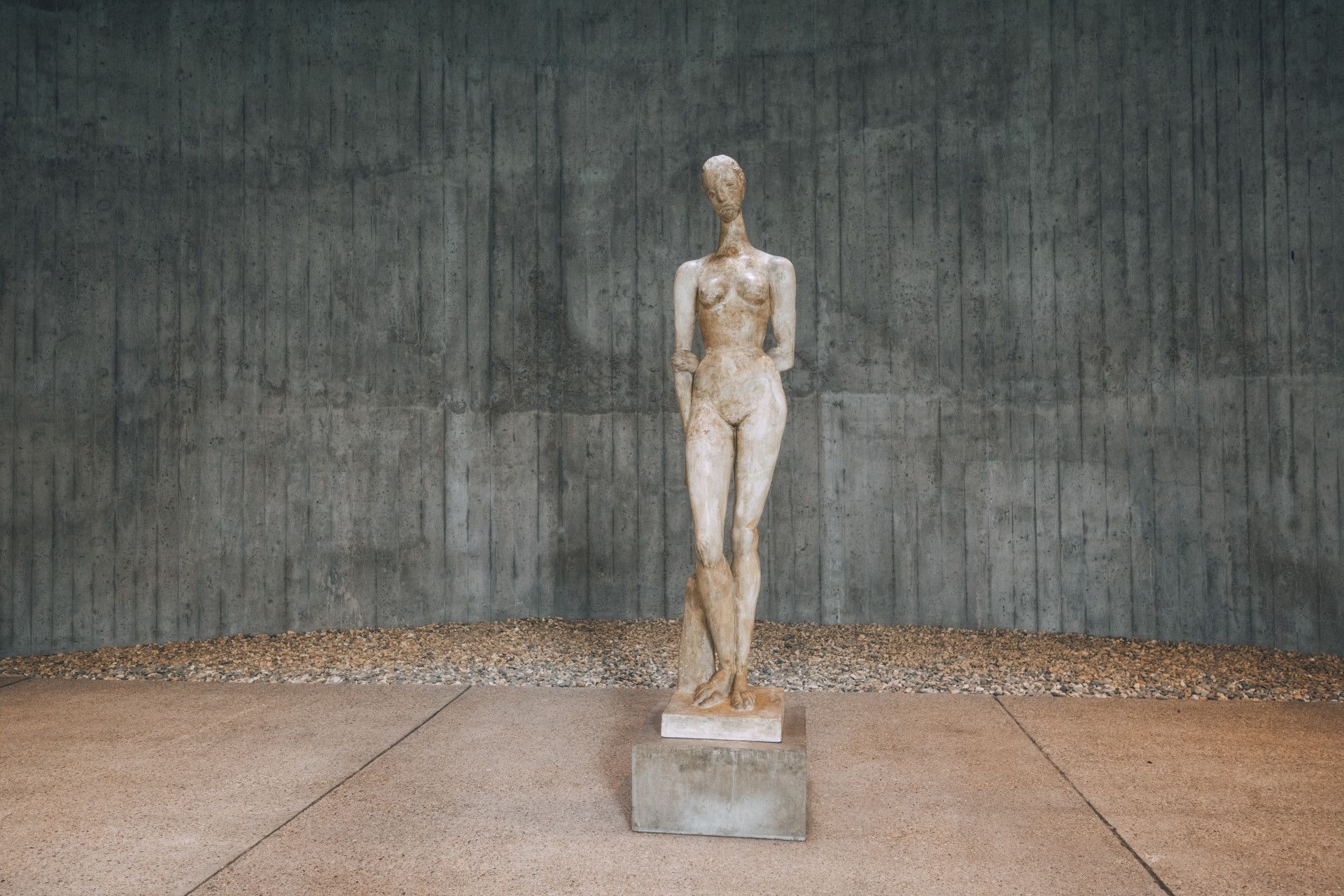 Skulptur eines stehenden Menschen im Lehmbruck Museum Duisburg