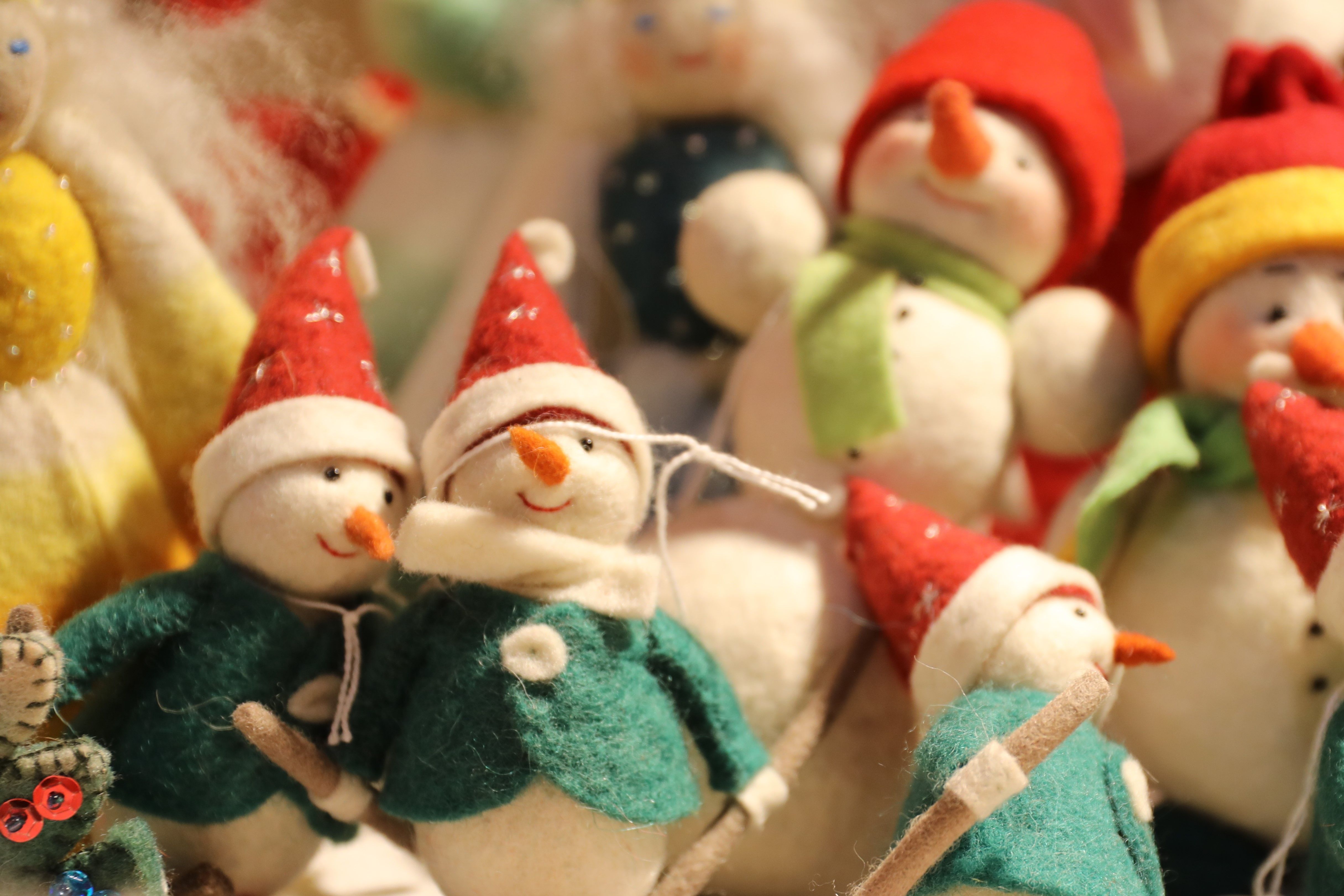 Felt snowmen with red hats and green scarves, decoratively presented at the Christmas market at Eulenbroich Castle.