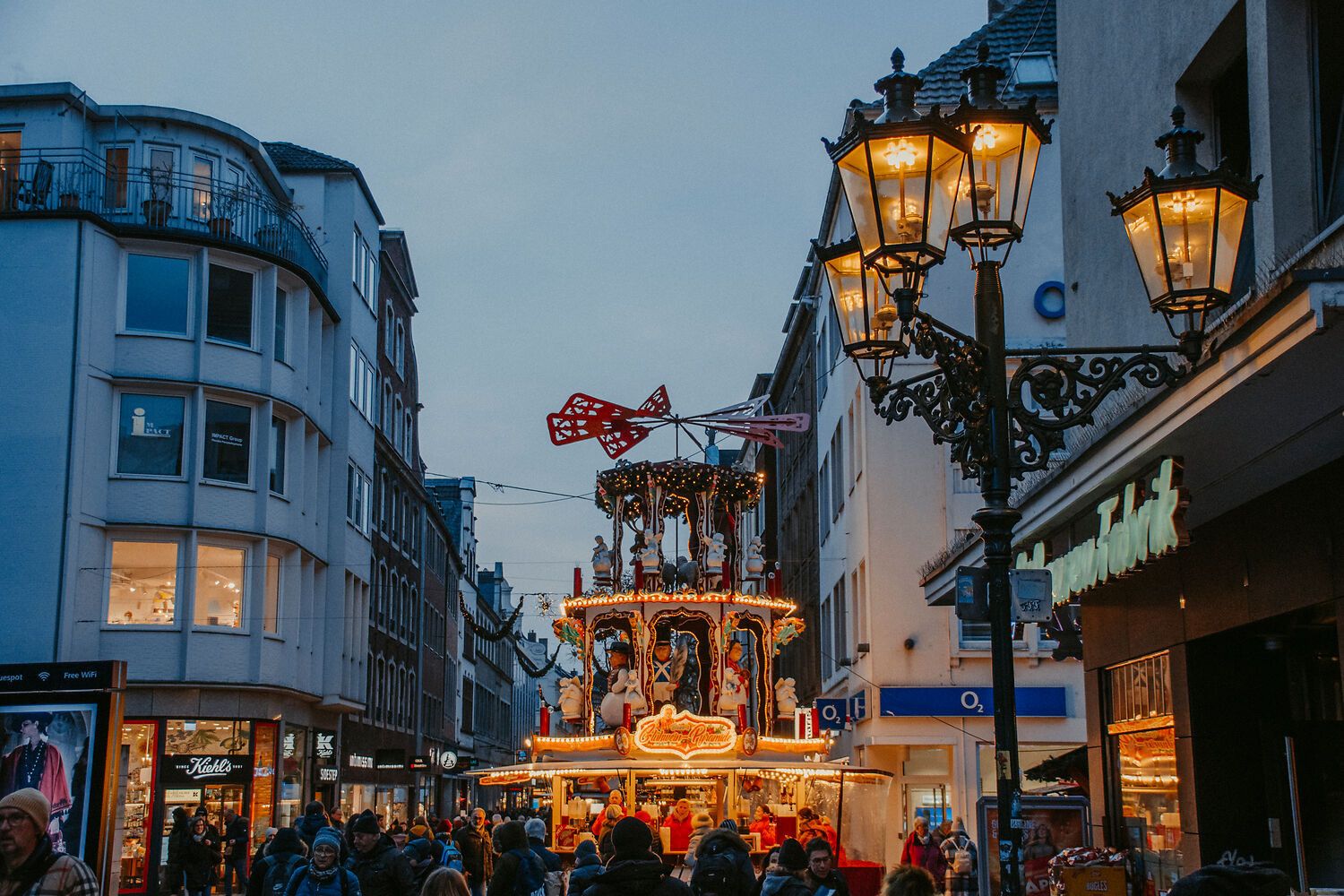 An illuminated pyramid at Düsseldorf's Old Town Market invites visitors to linger.