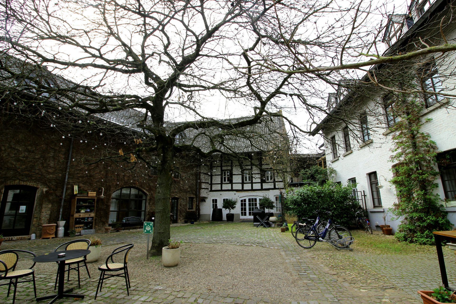 Hannah Förster, Tourismus NRW e.V., Exterior view of Landhaus Danielshof in Kaster