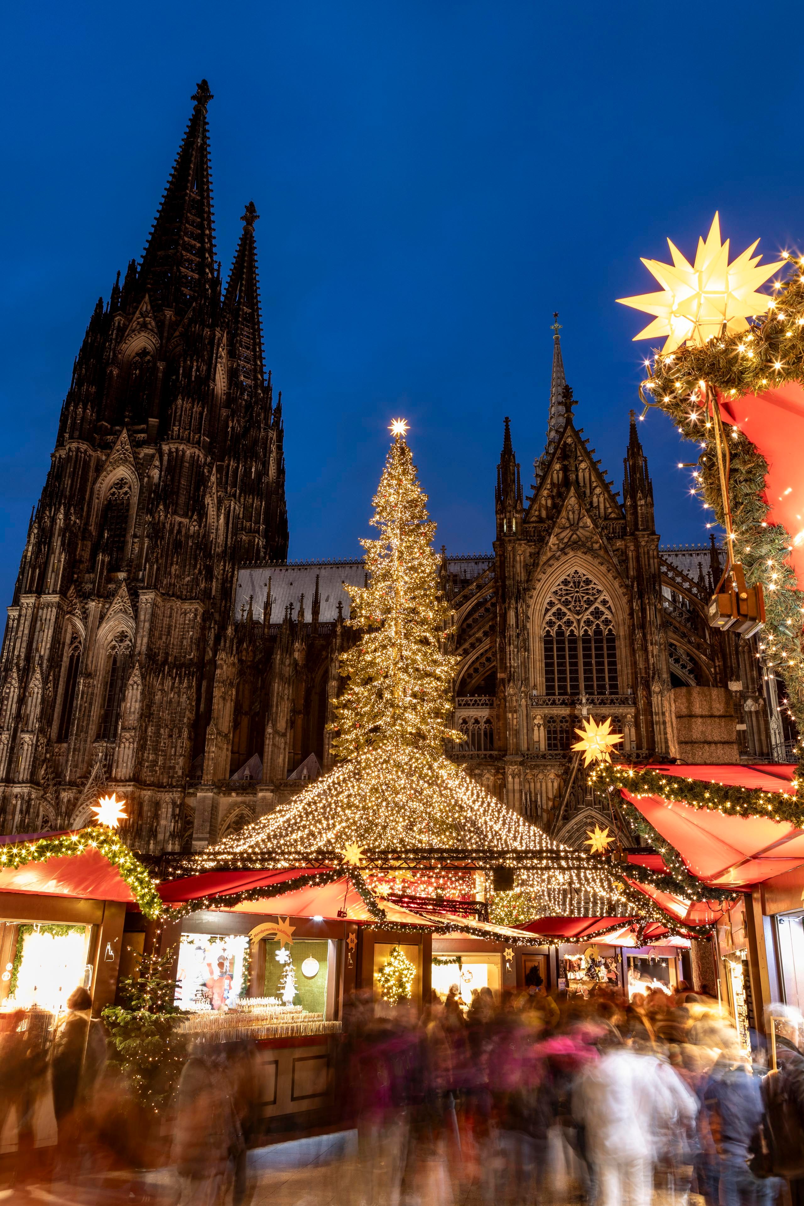 https://www.nrw-tourism.com/images/VO1WIbHlRuc/cb%3A/g%3Ace/aHR0cHM6Ly9kYW0uZGVzdGluYXRpb24ub25lLzIyNTYxOTYvNWM0YWJmYmZmMGFiYjQ5NmVlMDIzMWZiZWYxM2E2NzI5YjIxZGU2NGQ1MGEwOWQ1ODYzYjMzMmNlOGI0MWUzNi93ZWlobmFjaHRzbWFya3QtYW0tZG9tLWtvZWxudG91cmlzbXVzLXNlZWxiYWNoXzcwMTUtanBnLmpwZw