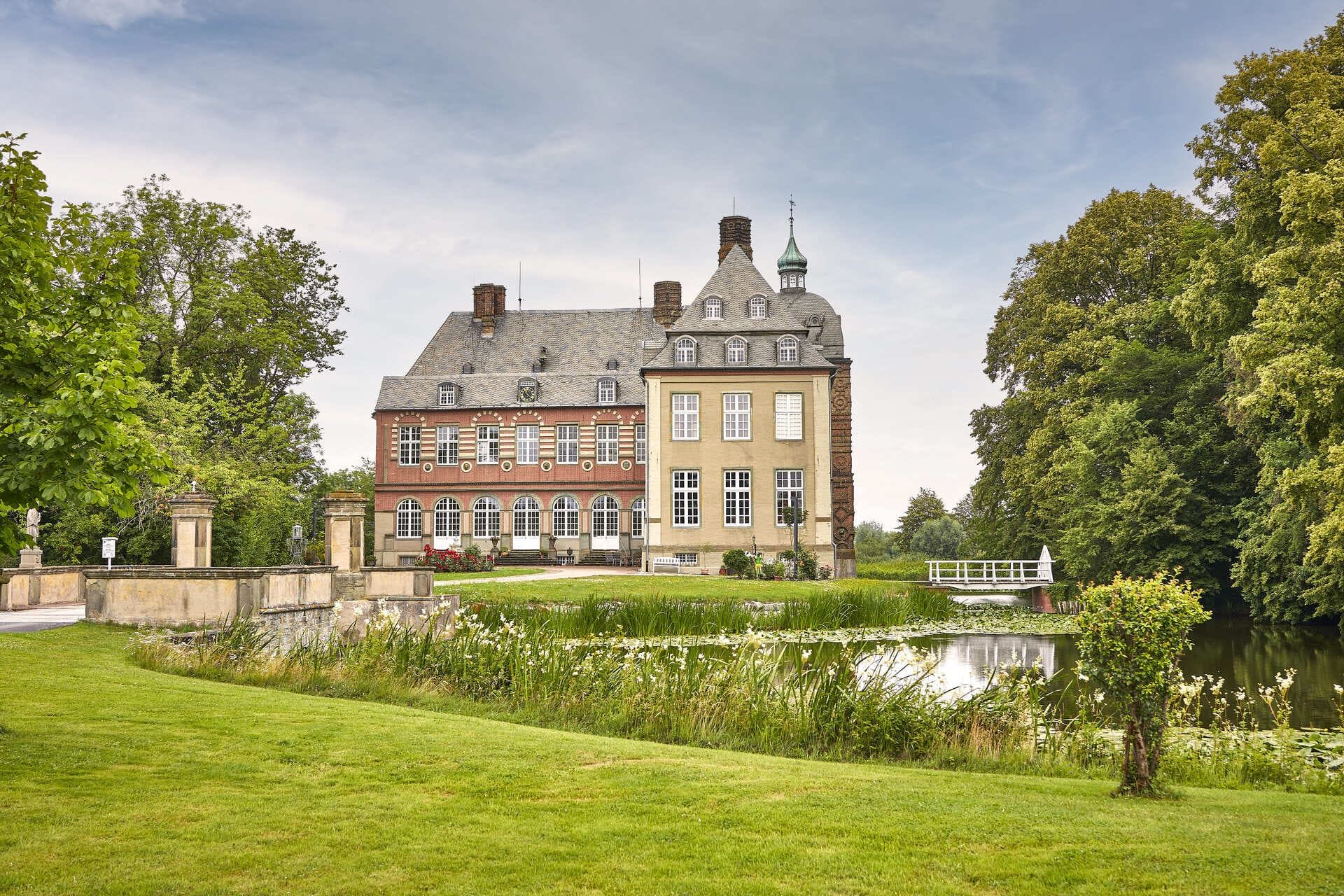 The baroque park of Hovestadt Castle in Münsterland invites you to take a leisurely stroll.