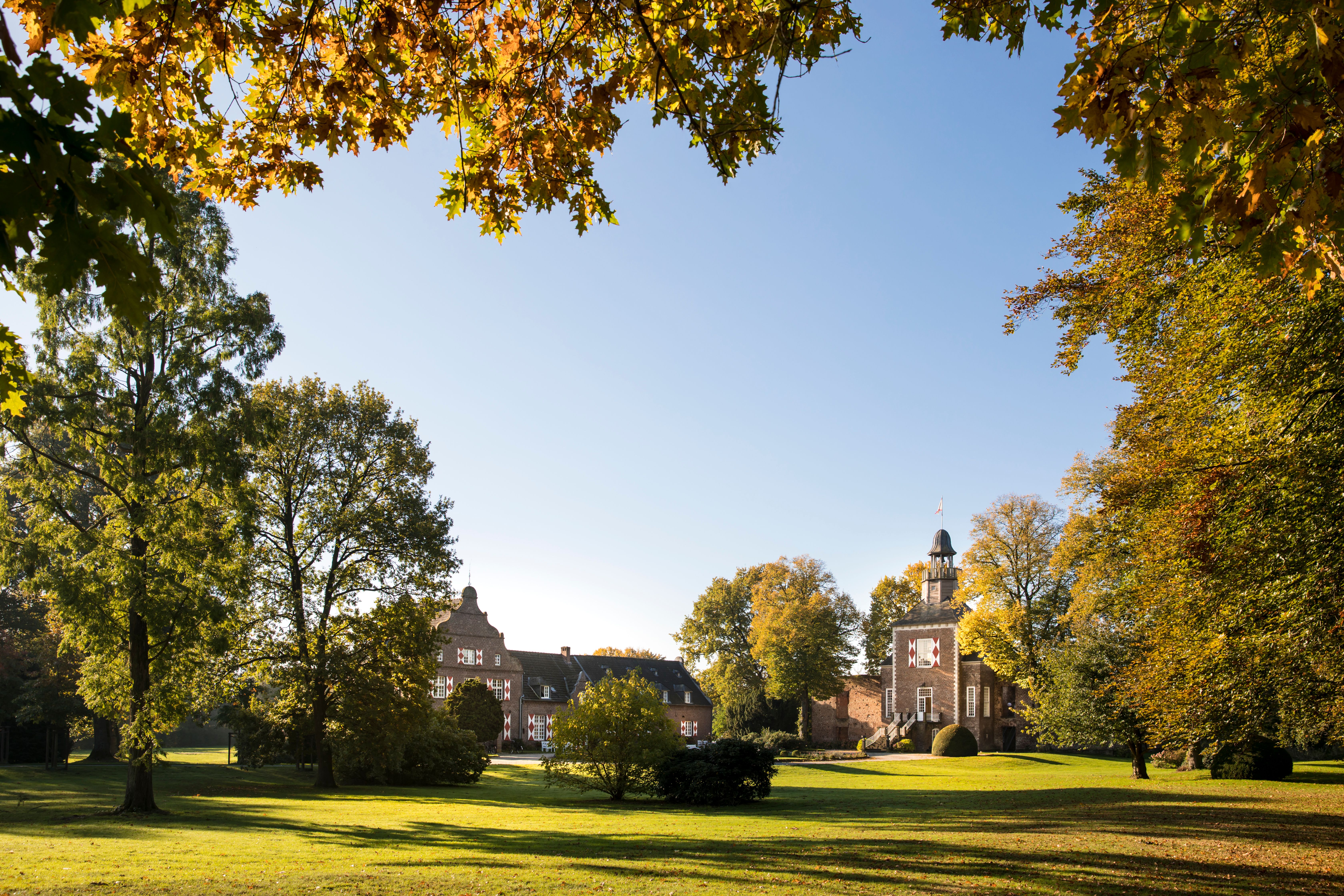 The extensive park of Hertefeld Castle consists of an English and a French part