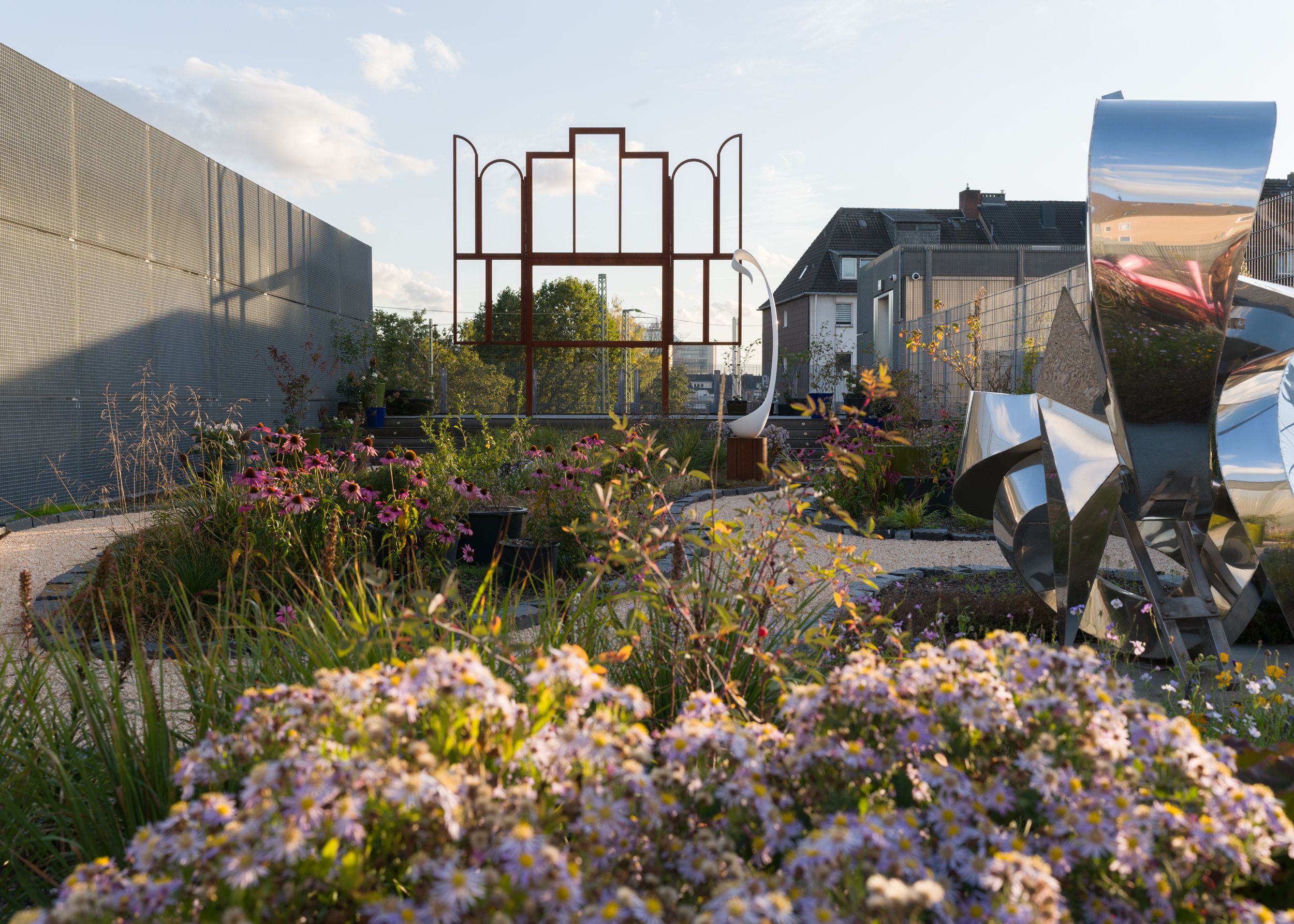 In the roof garden of the Philara Collection, plants grow between art and city flair.