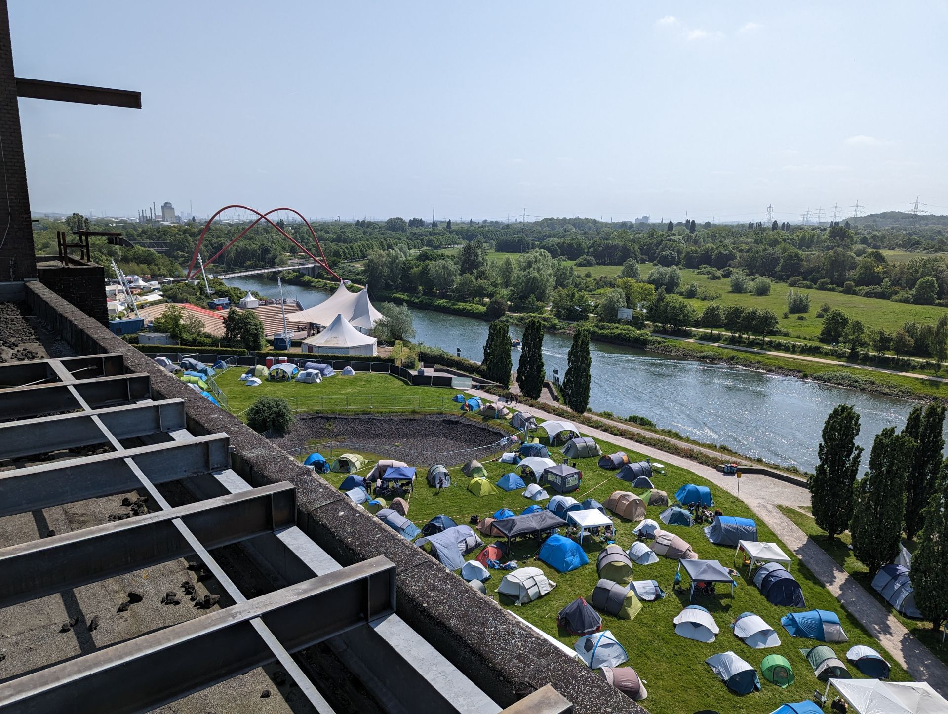 The former coal bunker is being converted into the Green Tower for the IGA 2027. The view of the Rhine-Herne Canal and the surrounding area is promising