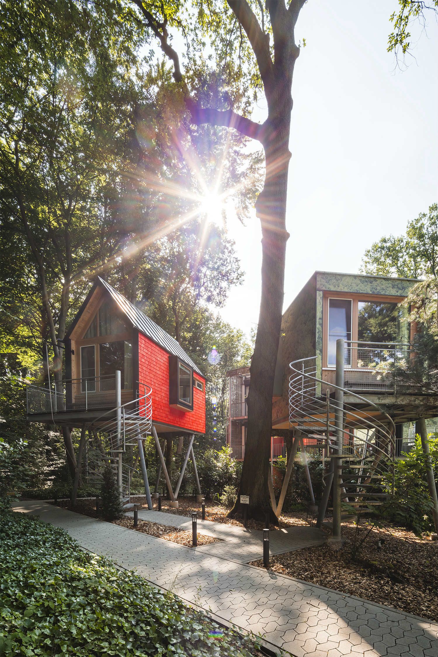 V-Hotel Bonn, Tree house with red wall