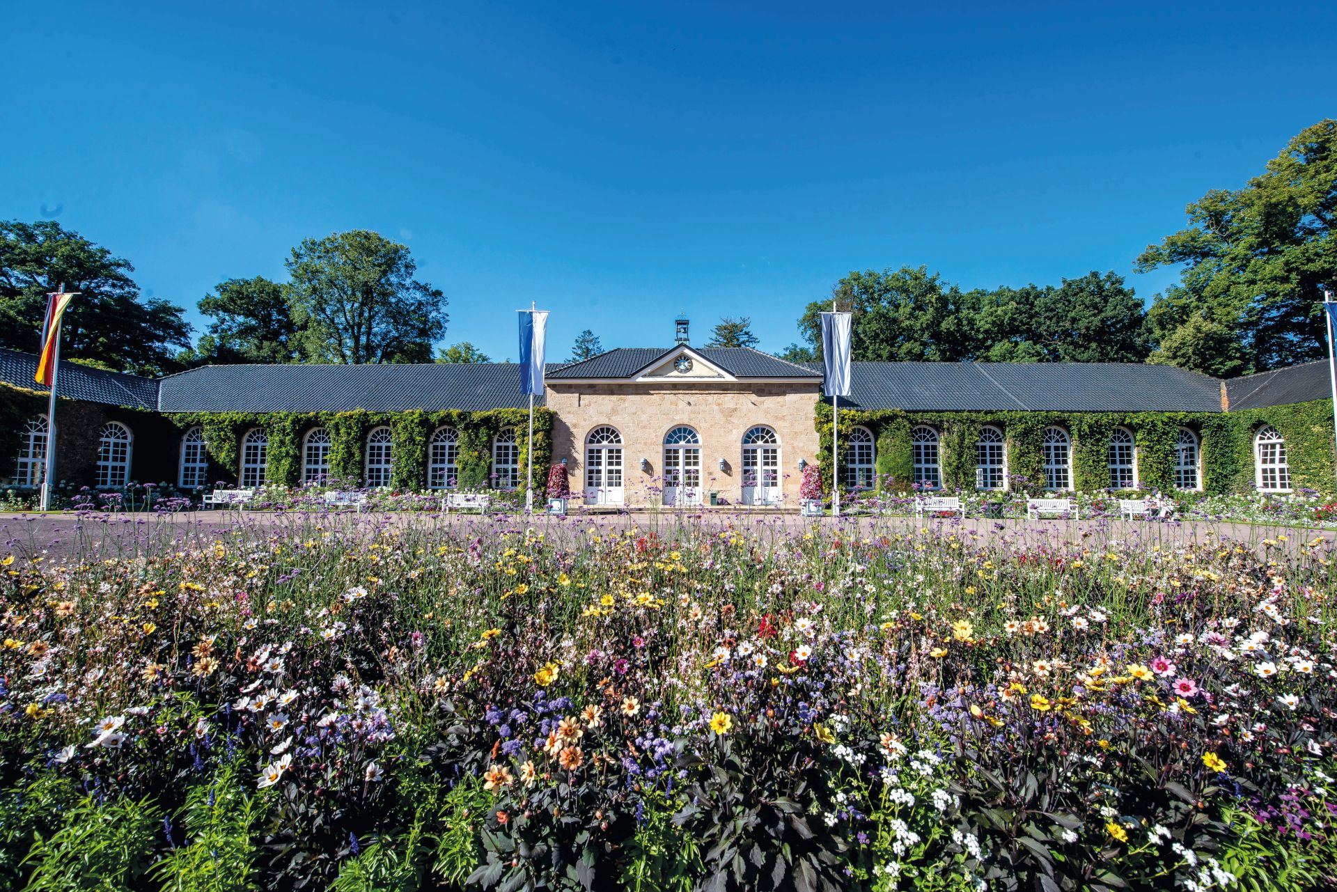 The fountain arcades in the Gräflicher Park Bad Driburg are surrounded by a sea of flowers. The park contains a total of over 200,000 plants