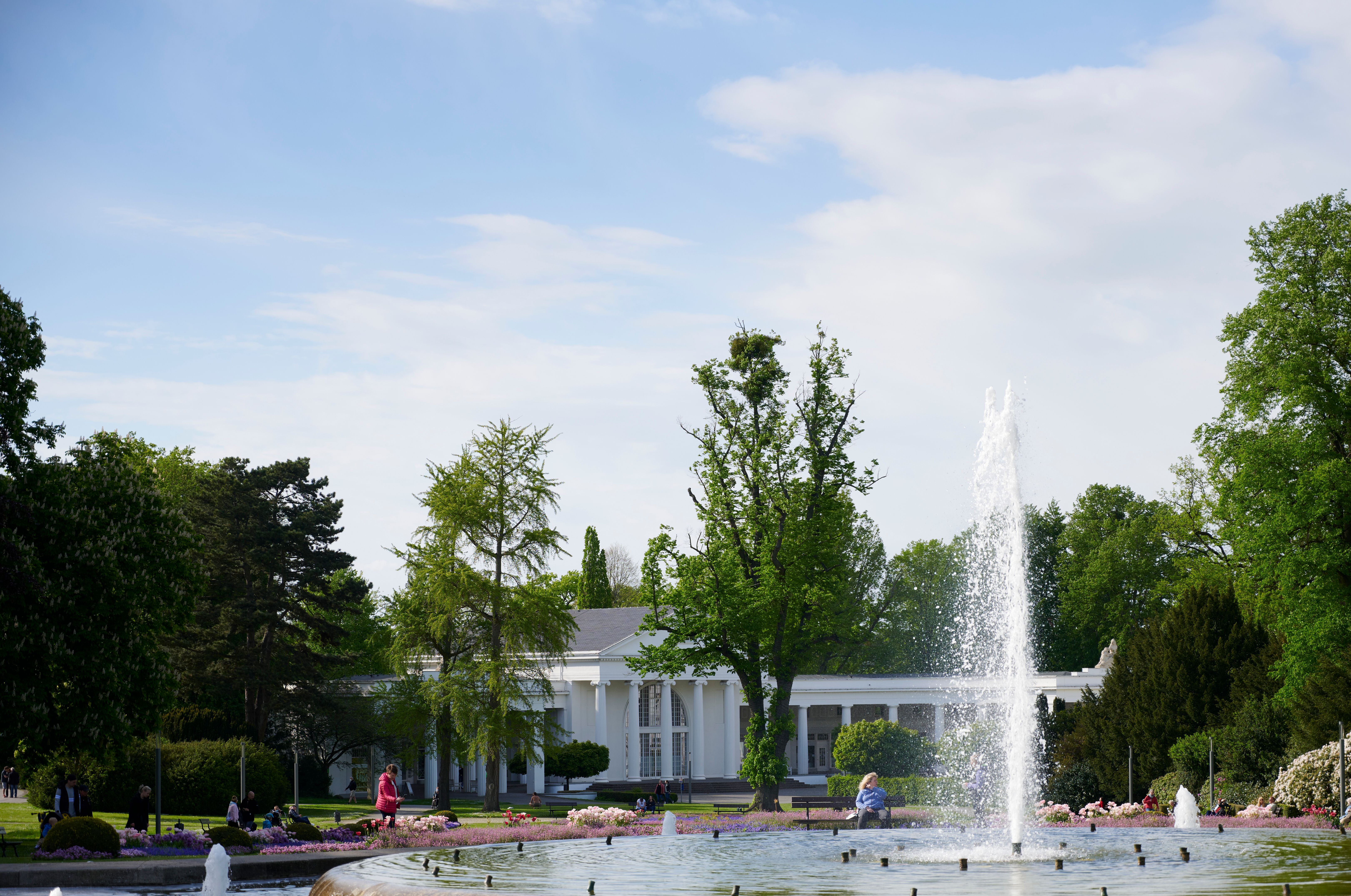 The water fountain in front of the neoclassical Wandelhalle is an attraction for visitors to the Bad Oeynhausen spa gardens