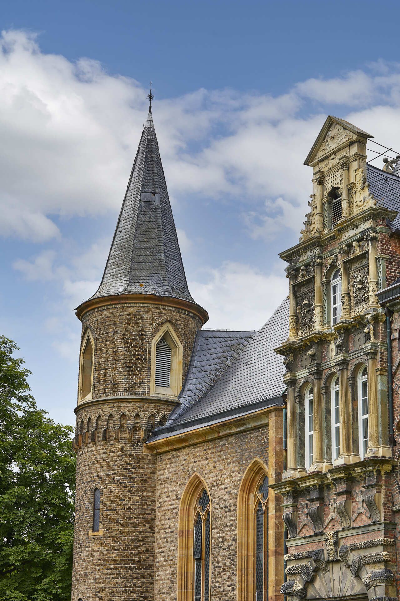 Haus Assen is a real eye-catcher from the outside. It can also be visited during picnic and heritage days, as well as guided tours, retreats, and retreat days.