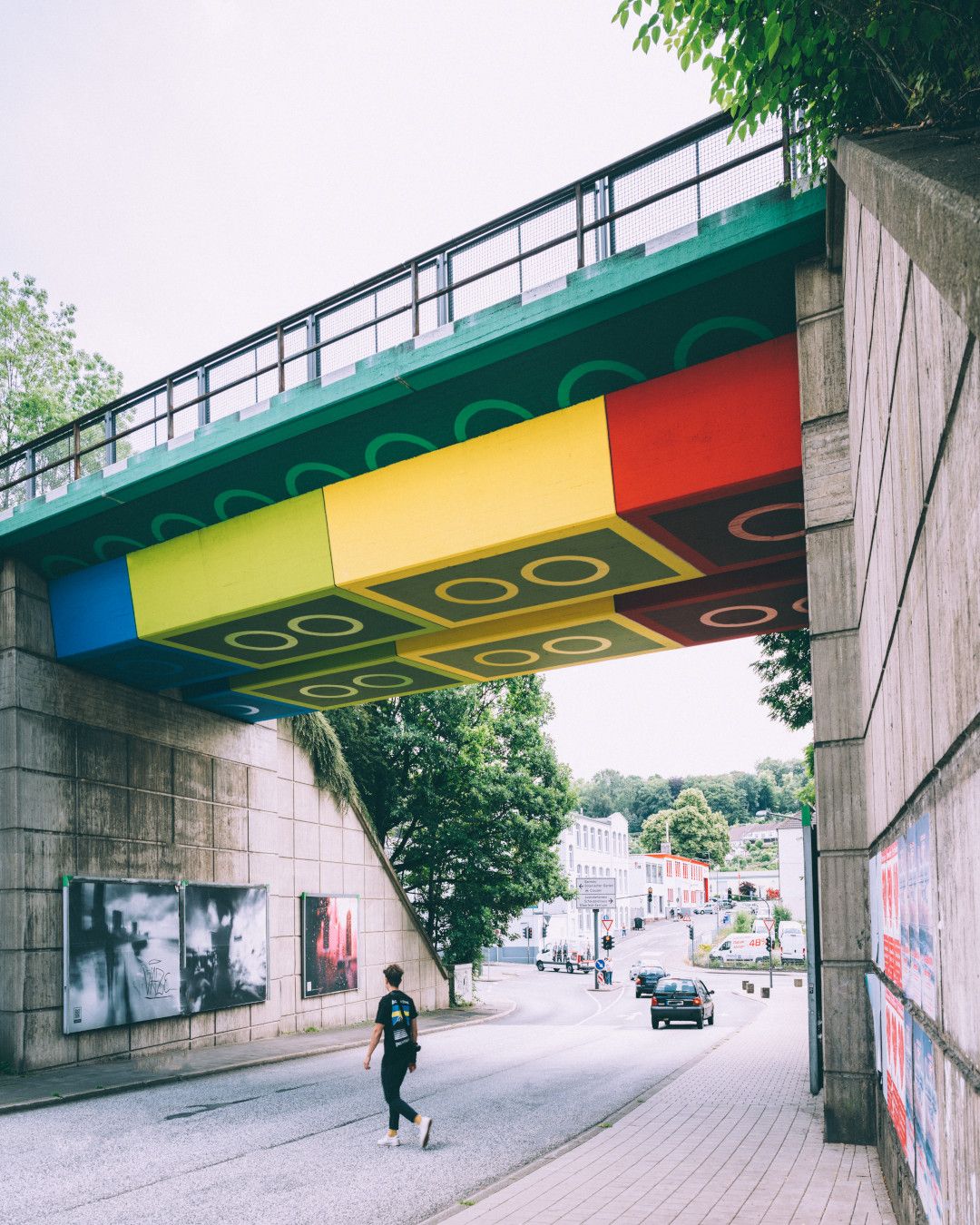 Lego-Brücke über der Schwesternstraße in Wuppertal
