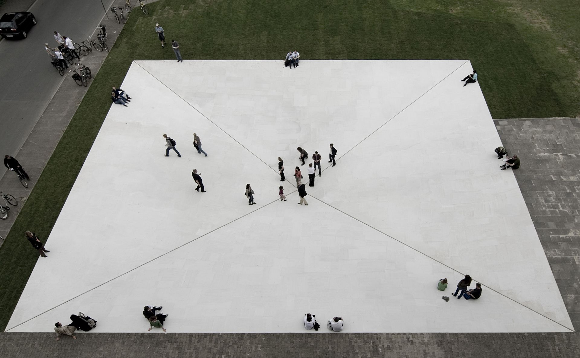 Planned in 1977, realized in 2007, dismantled in 2020: The artwork "Square Depression". The US conceptual artist Bruce Nauman designed the sculpture in the dimensions of a square