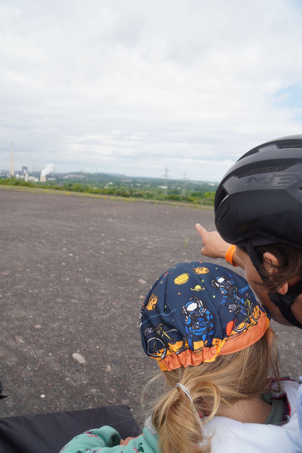 Jule Wagner, Mother and child enjoy the view from the Schurenbachhalde in Gelsenkirchen