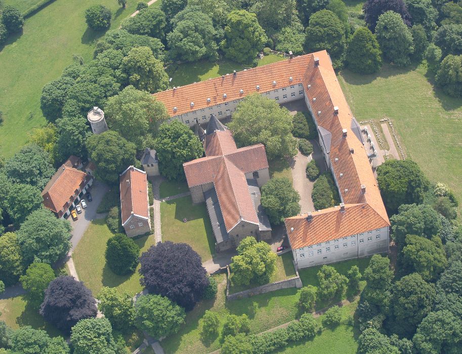 The three-winged main palace in baroque style from the 17th century frames the Romanesque collegiate church from the 12th century