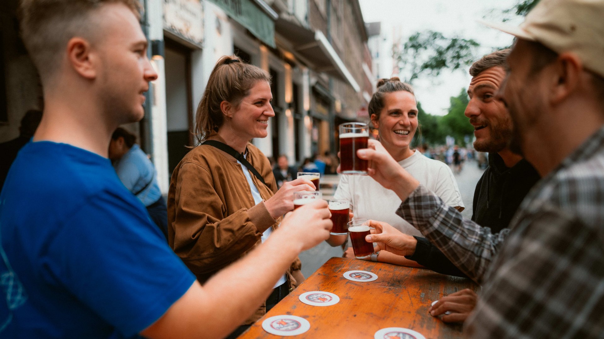 Friends toast each other with Altbier in Düsseldorf's Old Town., © Johannes Höhn, Tourismus NRW e.V. 