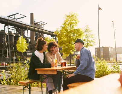 Enjoy freshly brewed beer together outside at the Bergmann Brewery in Dortmund., © Ruhr Tourismus GmbH CC-BY-SA