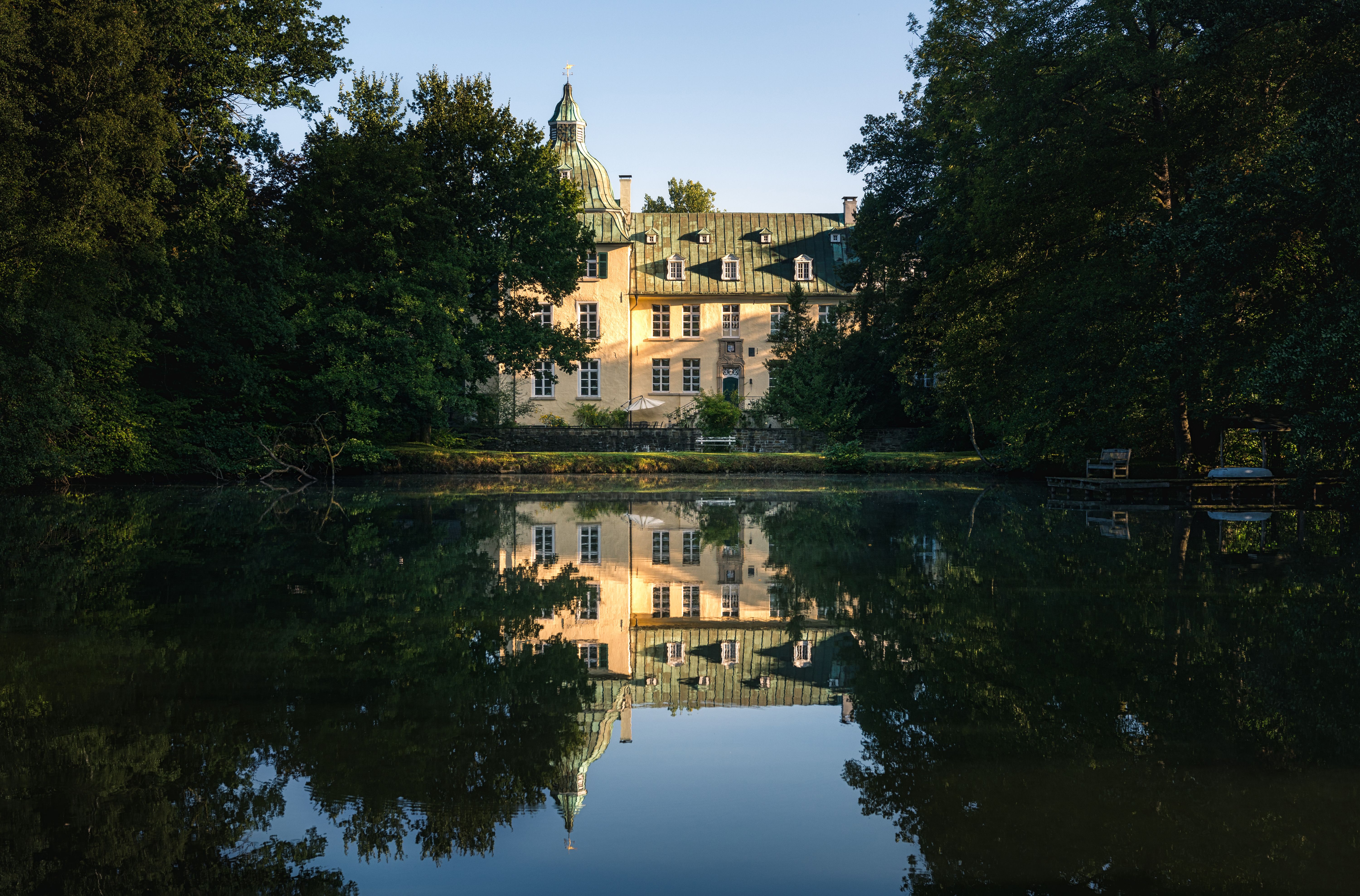 The moated castle Haus Rhade is a retreat in the midst of idyllic nature and attracts those seeking relaxation. However, it can also appeal to history buffs