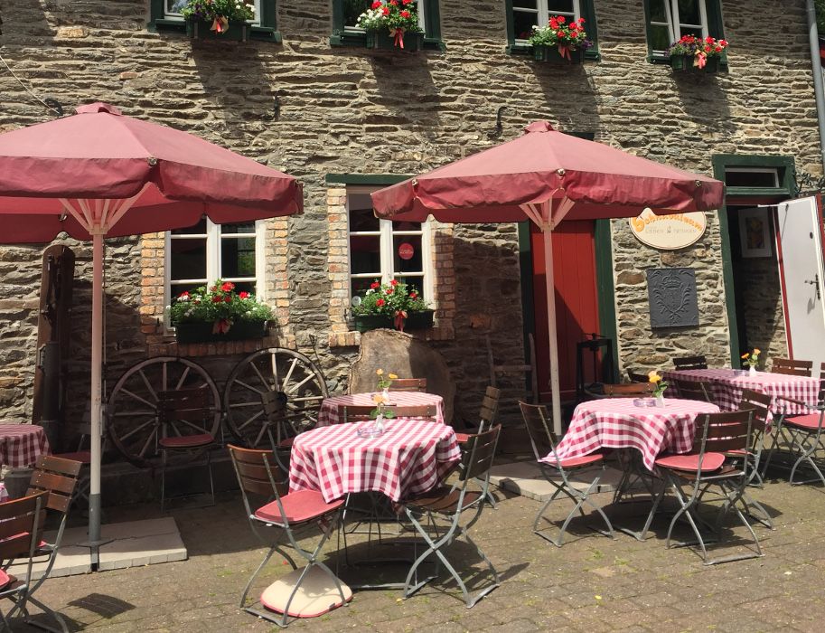The beer garden at the Historische Senfmühle Monschau is open in summer. Here you can relax with a meal