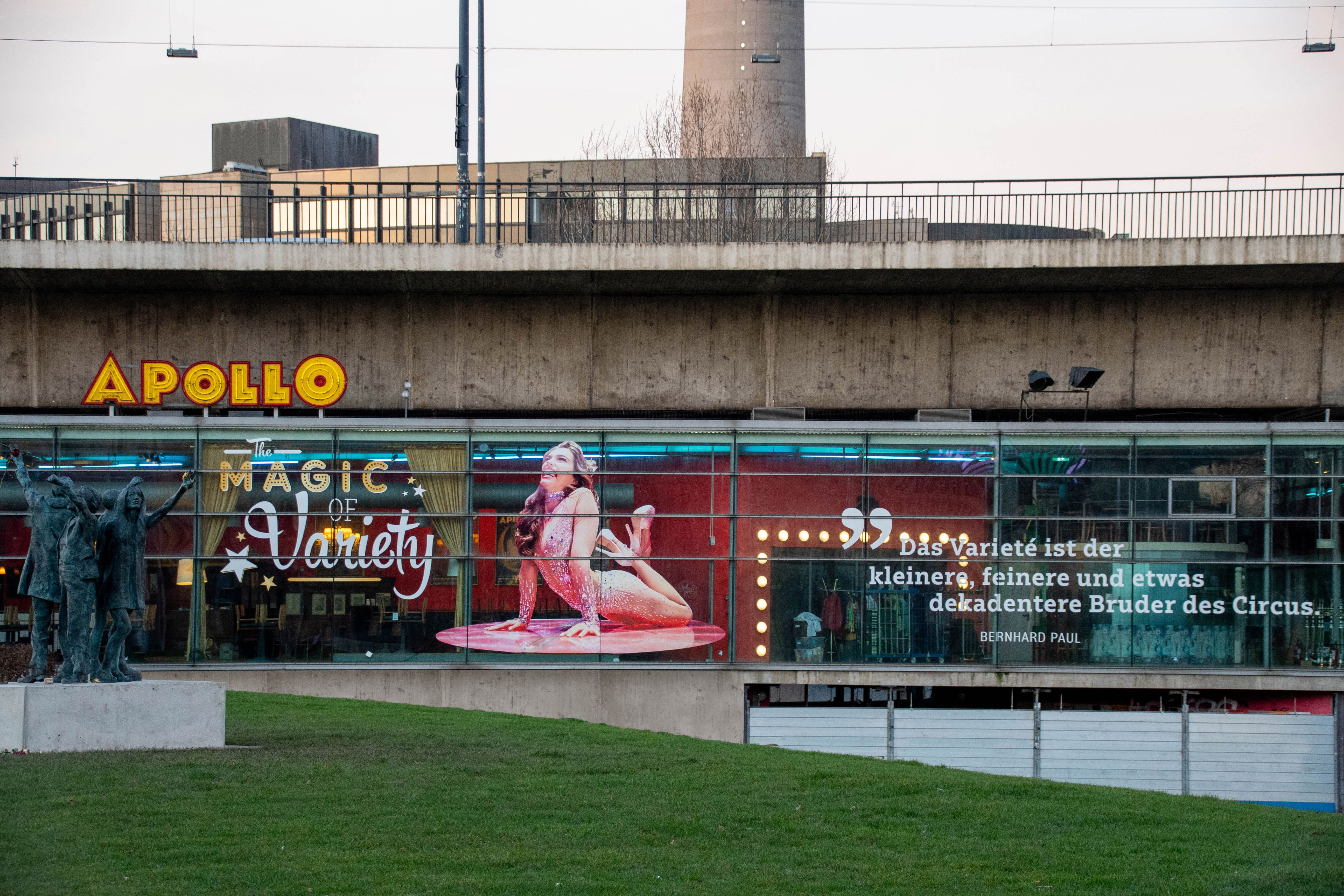 Front view of the Roncalli's Apollo Varieté