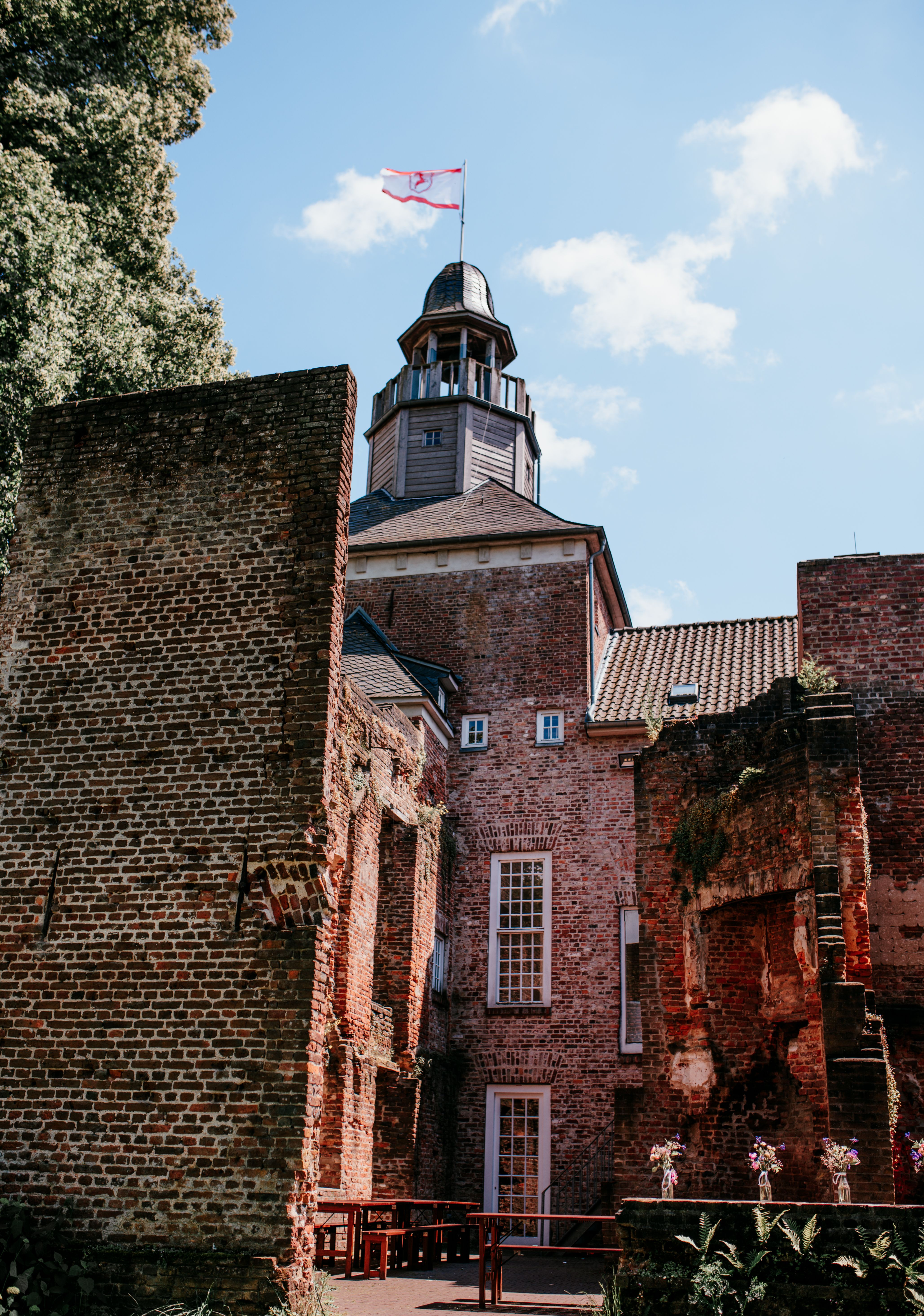 The grounds of Hertefeld Castle include the castle ruins, the Rentei, the Wächterhaus, the Hertefeldhof and the castle's own animal enclosure