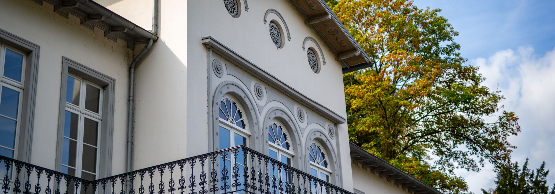 Since 1997, the three-part building complex of the Museum Kurhaus Kleve, which dates back to the 19th century, has served as a museum for contemporary art