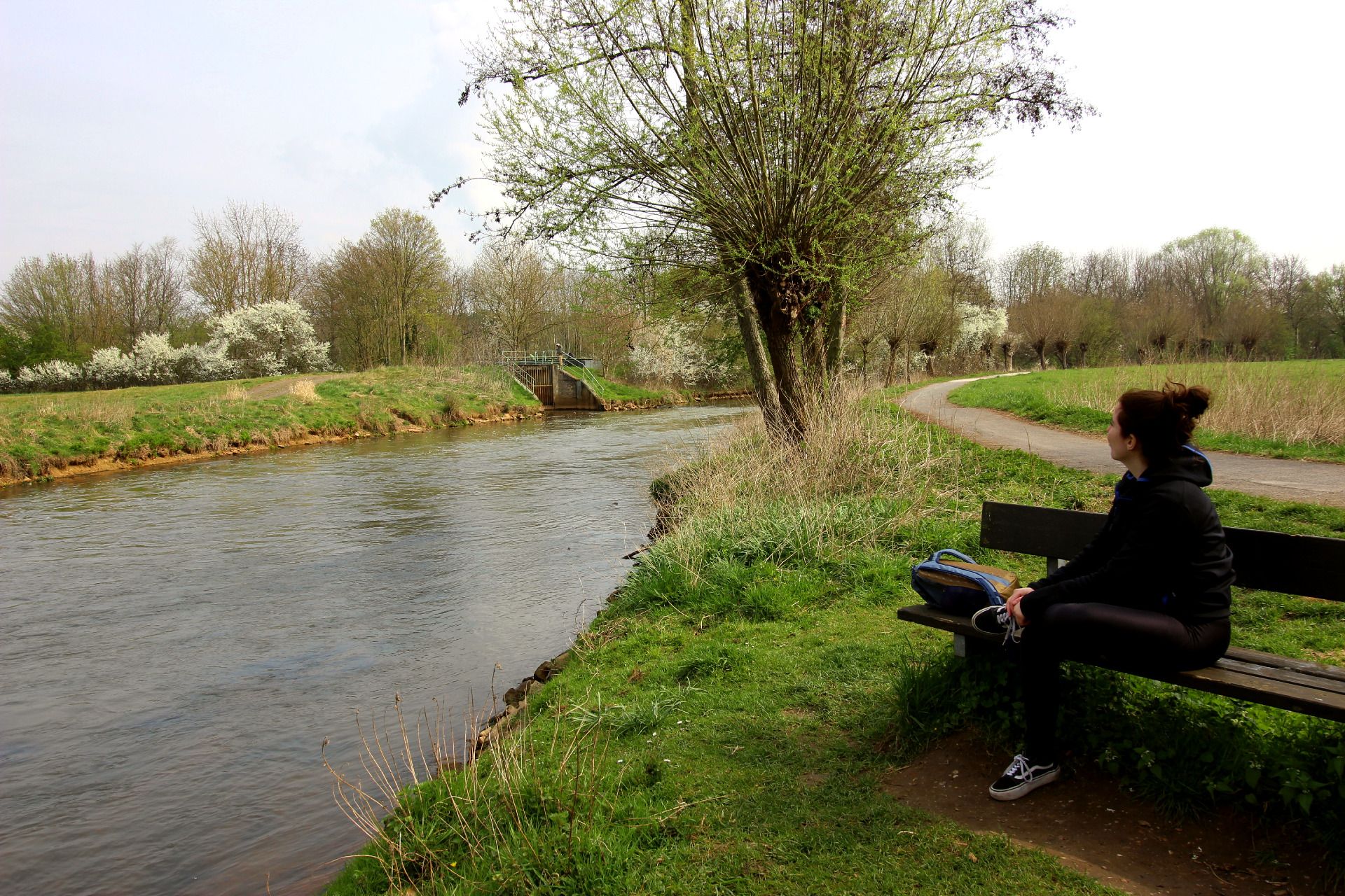 Hannah Förster, Tourismus NRW e.V., Next to the River Erft, a person is sitting on a bench