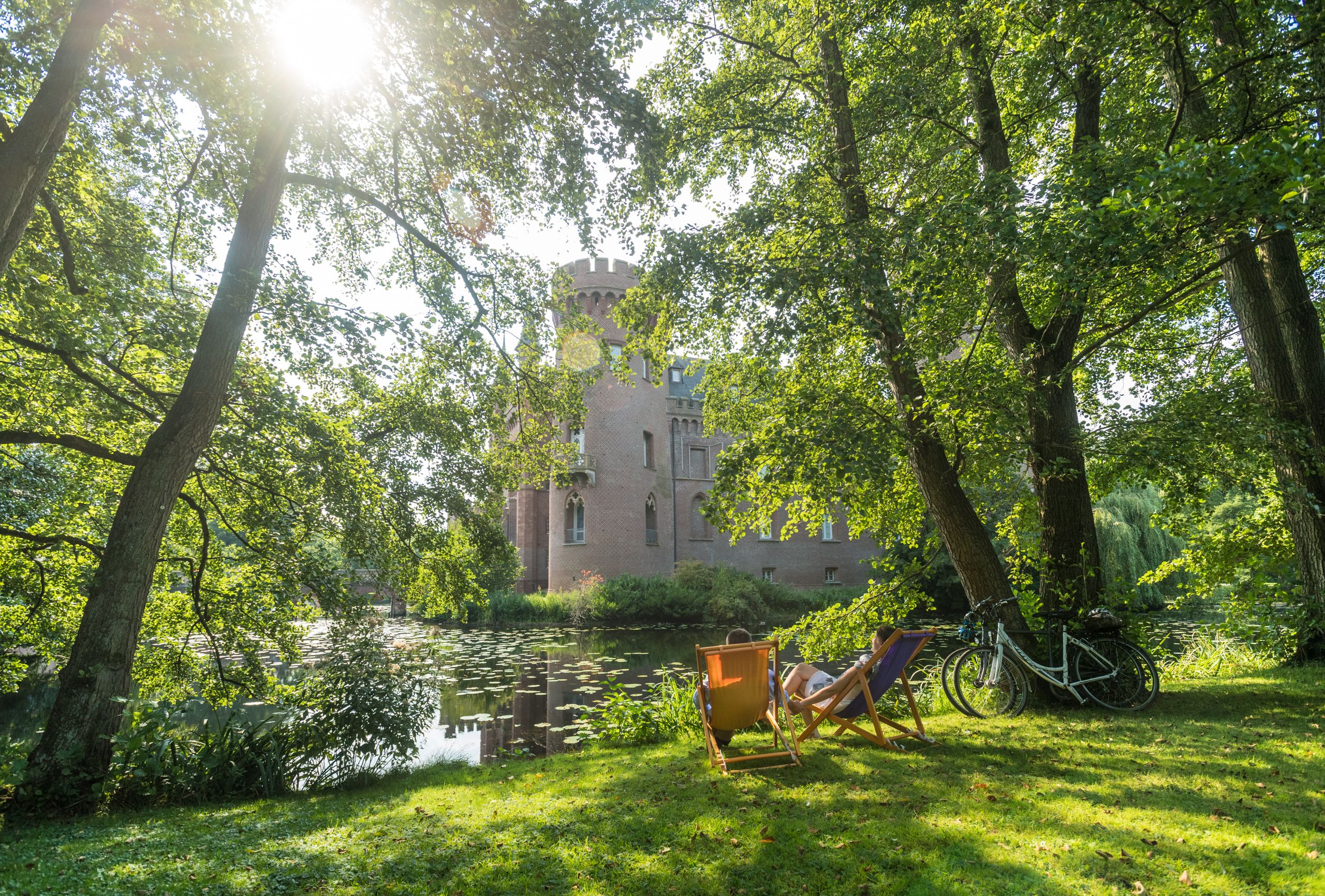 Rhine Cycle Route: A Break at Moyland Castle on the Lower Rhine