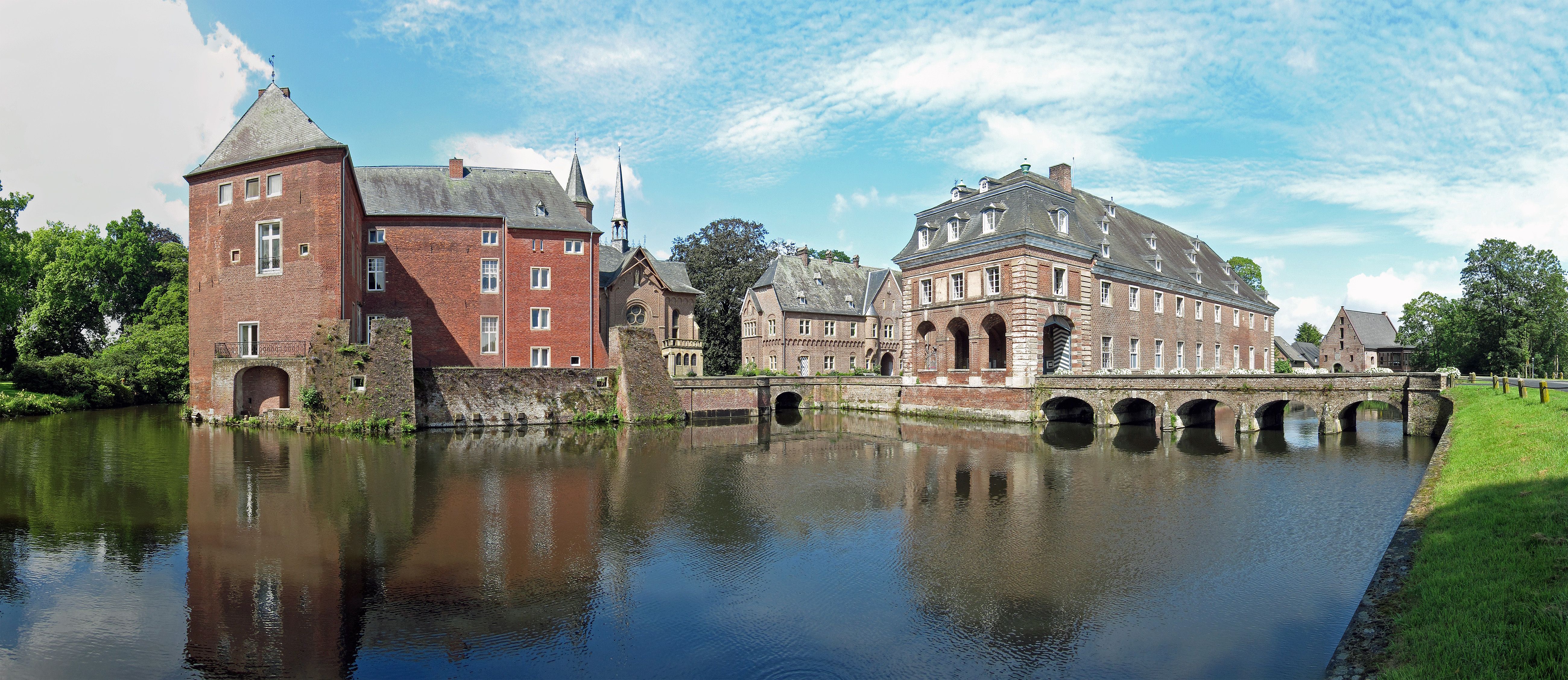 Lovingly designed guest rooms and apartments are located in the former servants' quarters and the Princess Tower of Wissen Castle