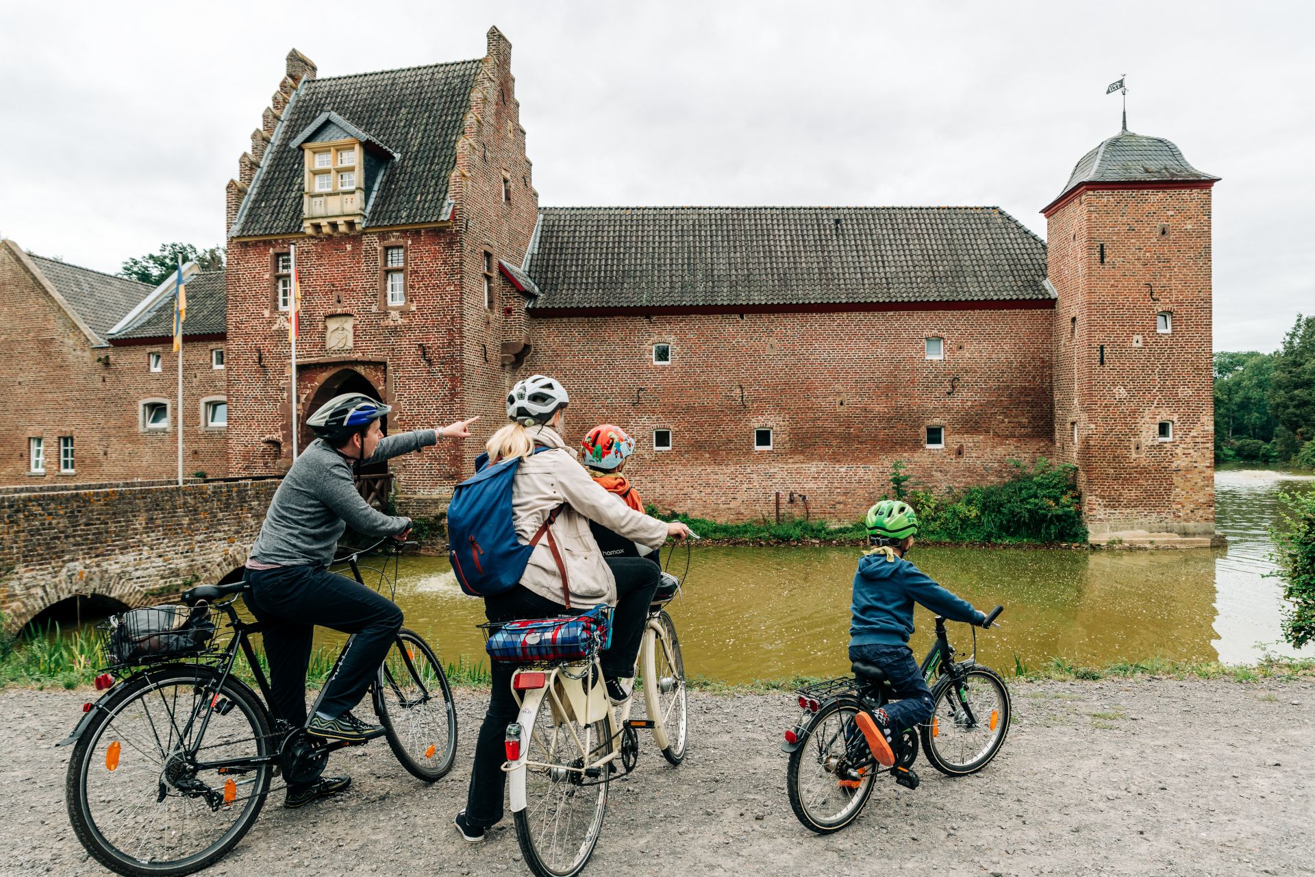 The outer bailey of Heimerzheim Castle catches the eye of travellers as a red brick building.