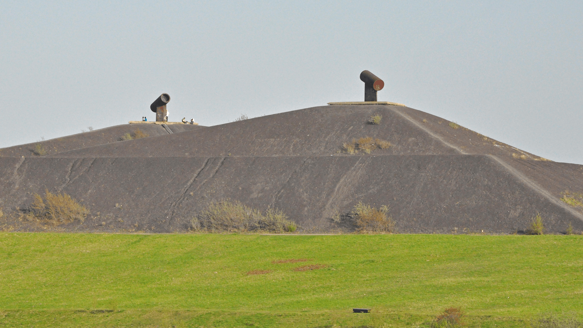 The Rungenberg slag heap in Gelsenkirchen, featuring the installation "Nachtzeichen"