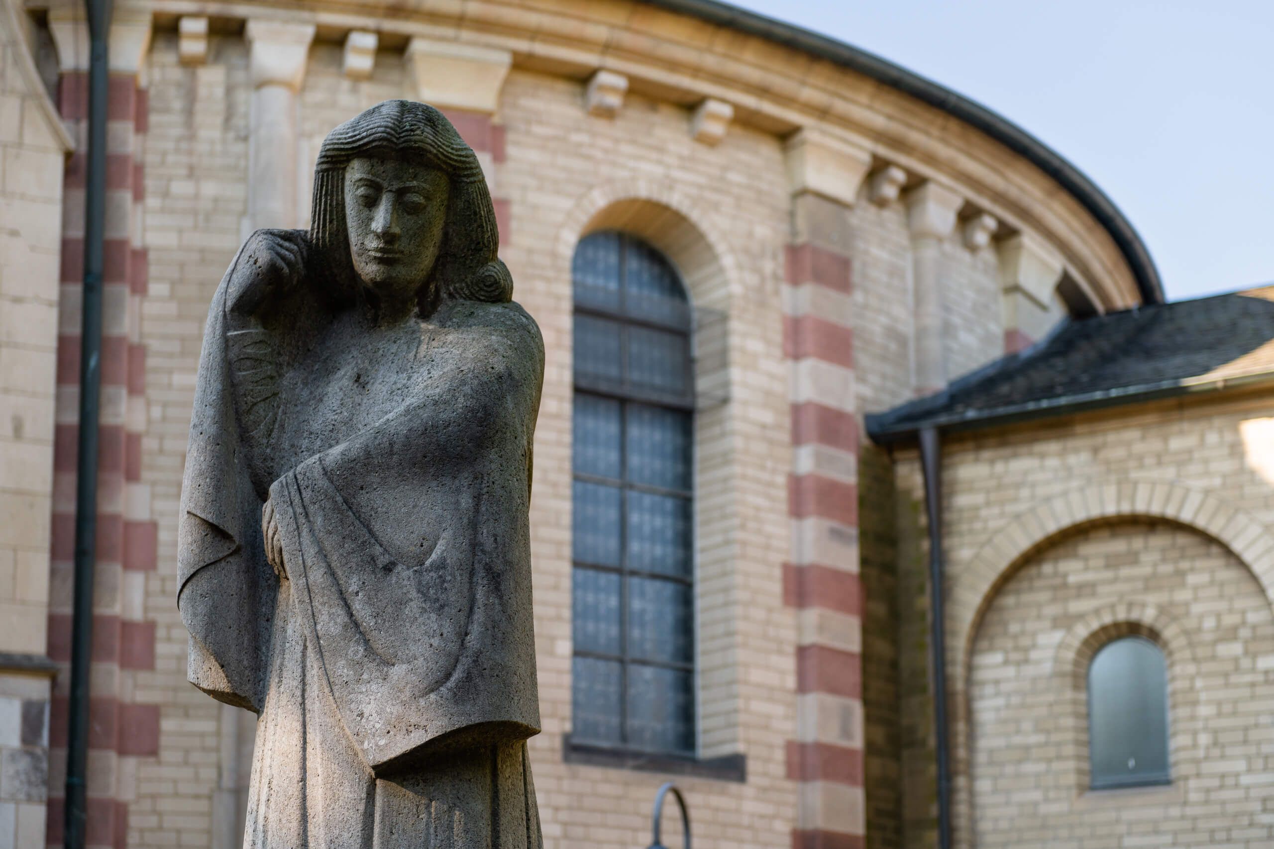 Statue vor Sankt Maria im Kapitol Köln
