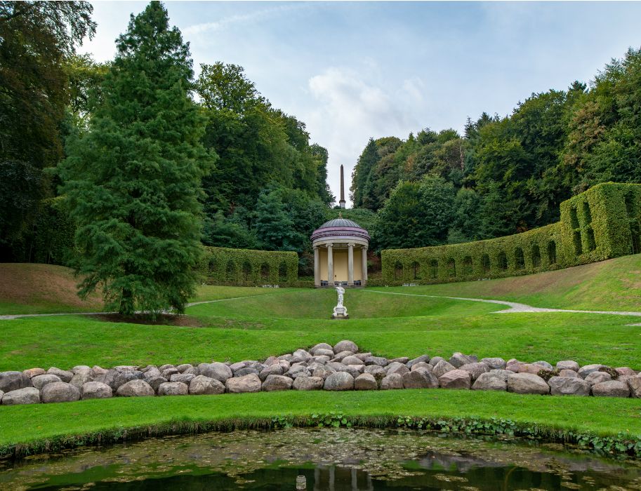 A statue of Pallas Athena and the Temple of Ceres stand in the baroque garden of the Museum Kurhaus Kleve